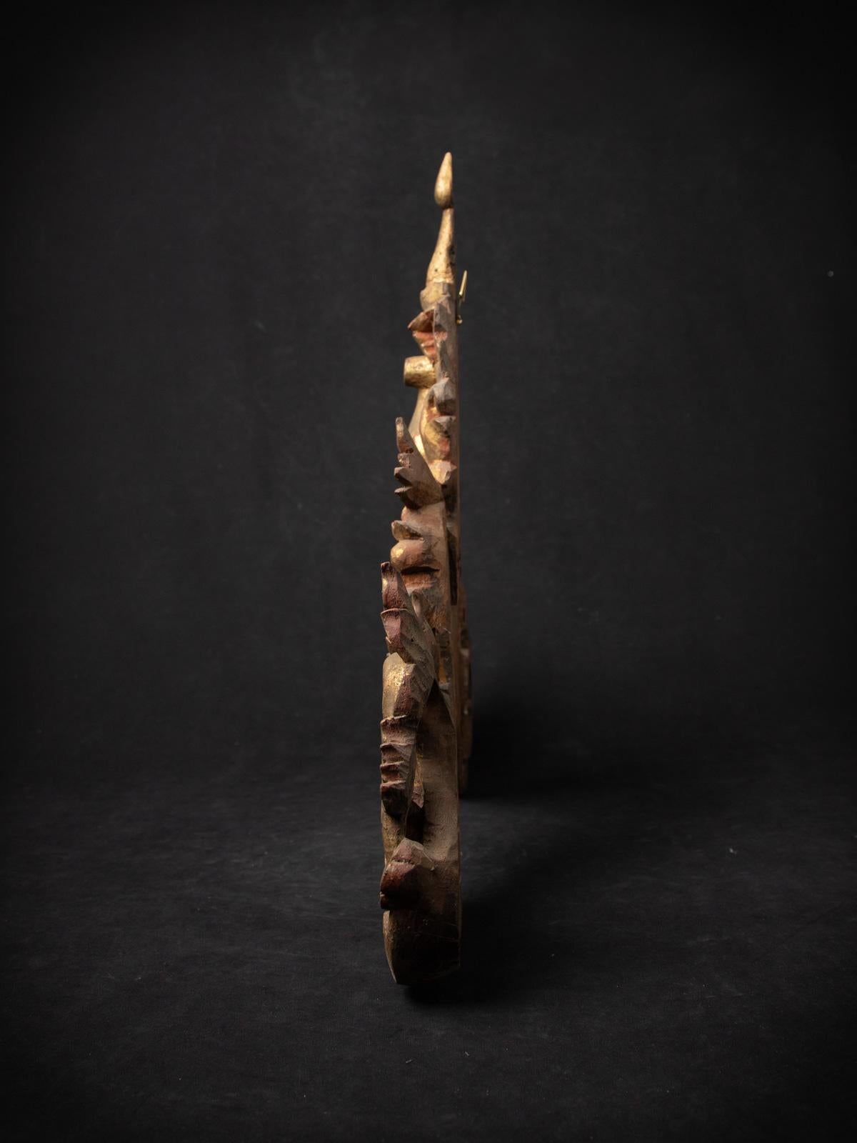 Antico pannello di legno del tempio birmano del XIX secolo In condizioni buone in vendita a DEVENTER, NL