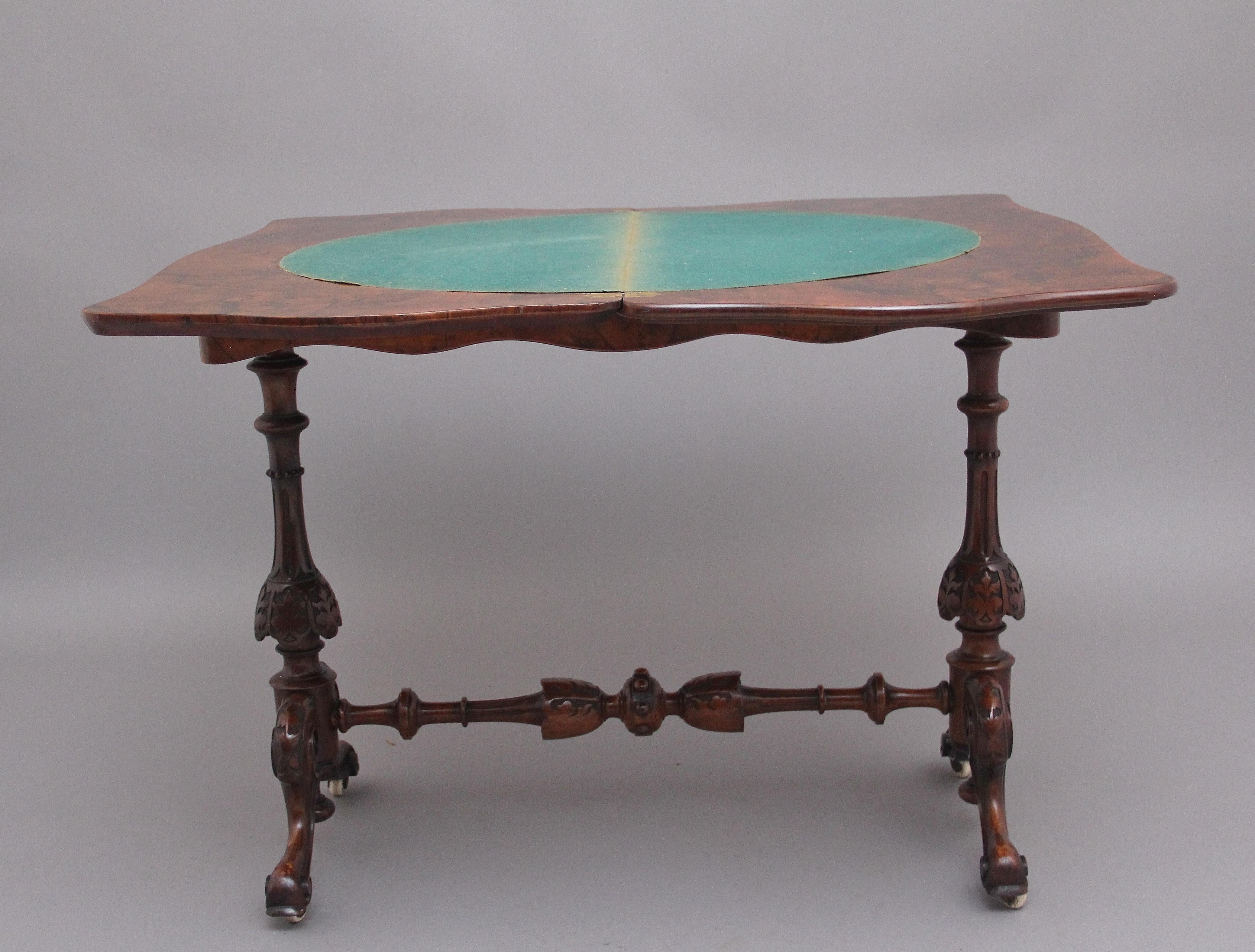 Milieu du XIXe siècle Table à cartes ancienne en ronce de noyer du 19ème siècle en vente