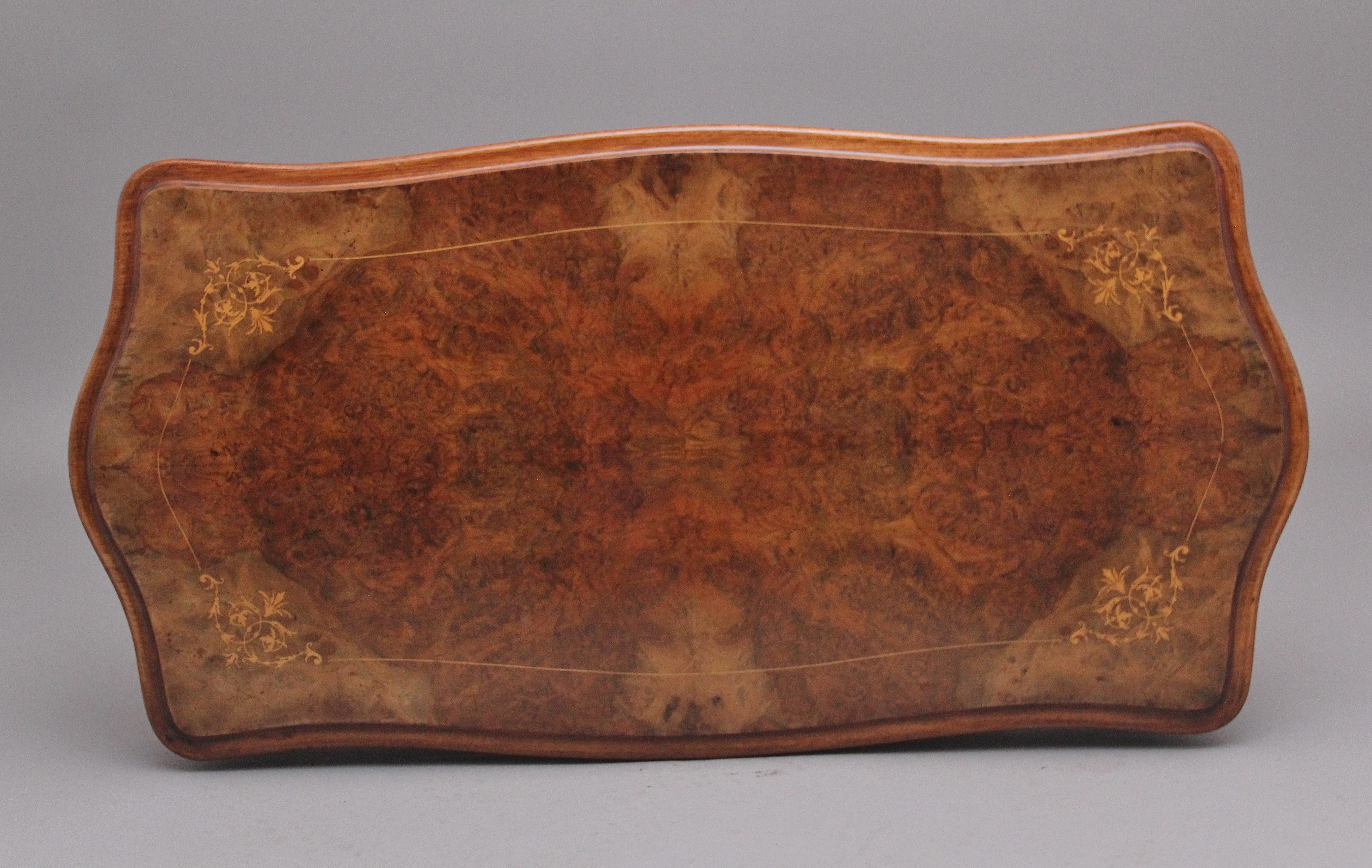 Table à cartes ancienne en ronce de noyer du 19ème siècle en vente 1