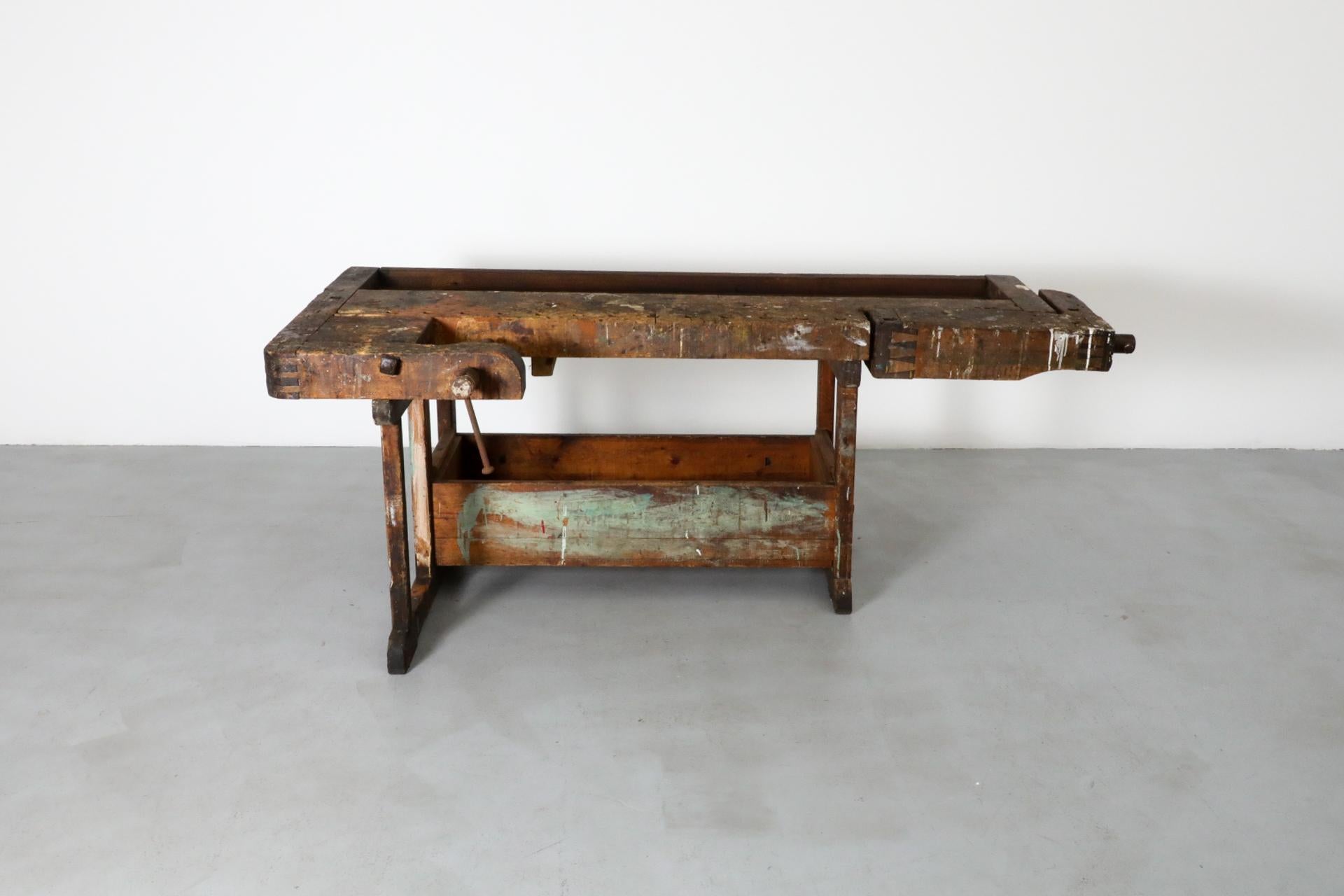 Stupendo banco da lavoro antico da falegname con tonnellate di charme, bella patina e schizzi di vernice. Questo pezzo del XIX secolo veniva utilizzato dai falegnami dell'epoca, con un'organizzazione incorporata per i loro attrezzi. Realizzato in