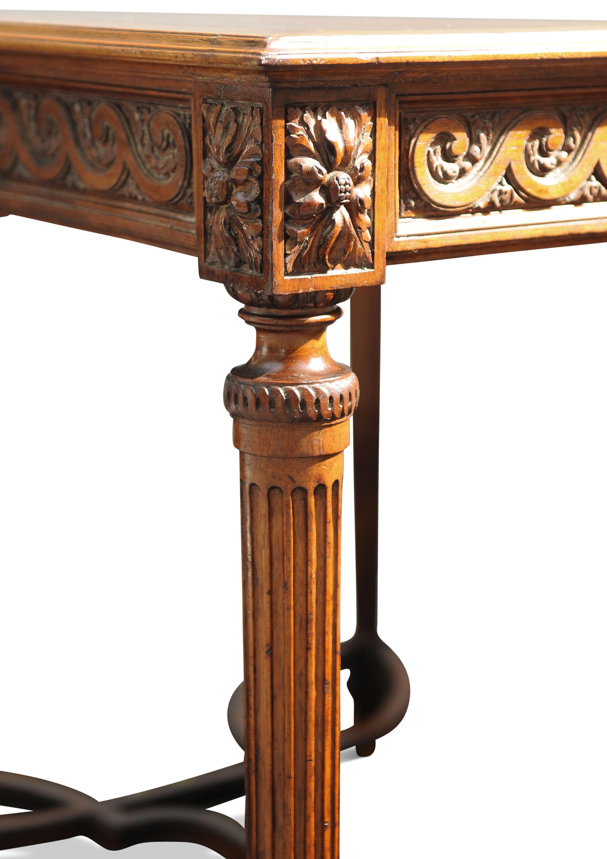 Tavolo antico in legno di noce intagliato del XIX secolo nello stile di Adam Weisweiler in vendita 5