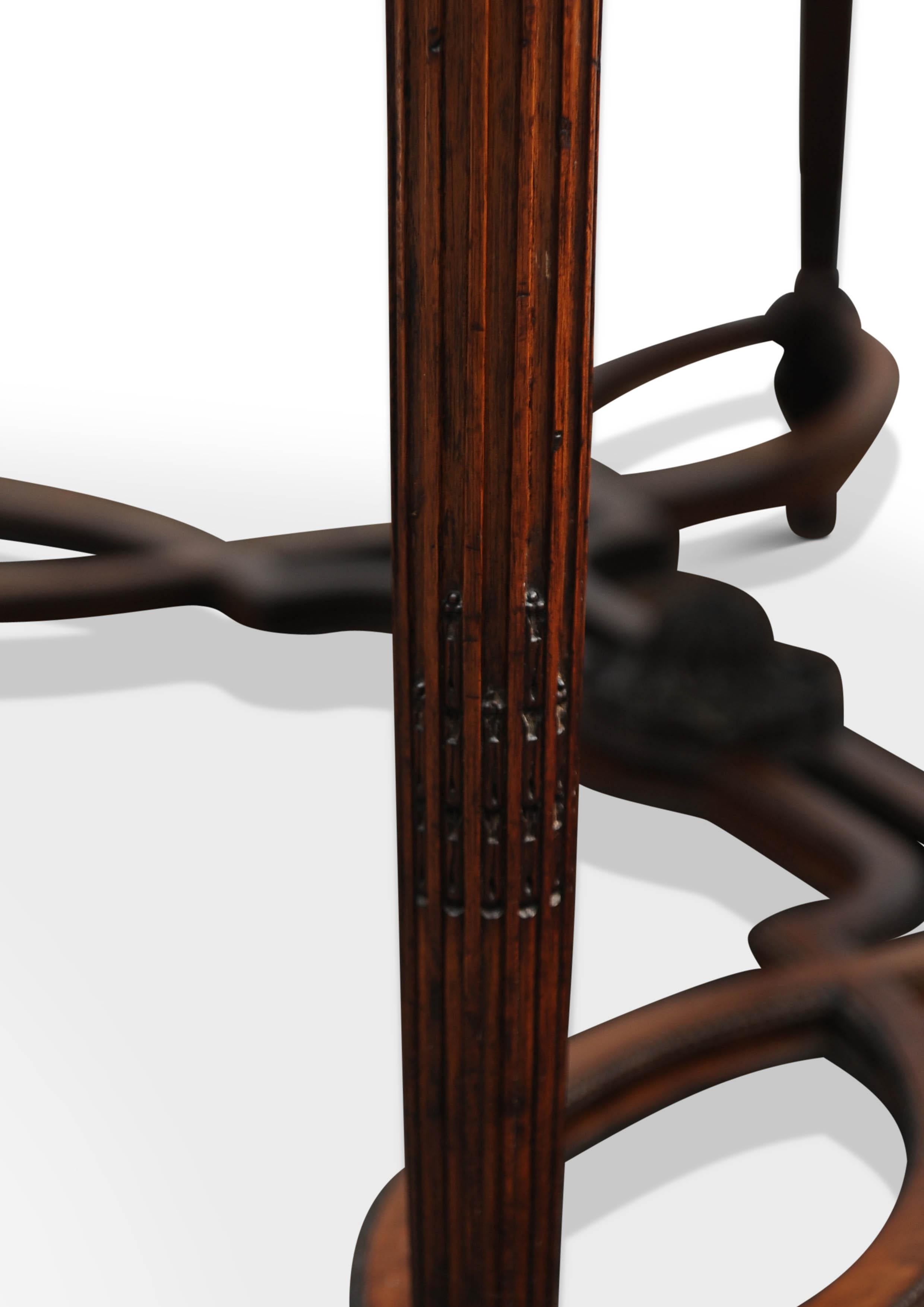 Tavolo antico in legno di noce intagliato del XIX secolo nello stile di Adam Weisweiler in vendita 6