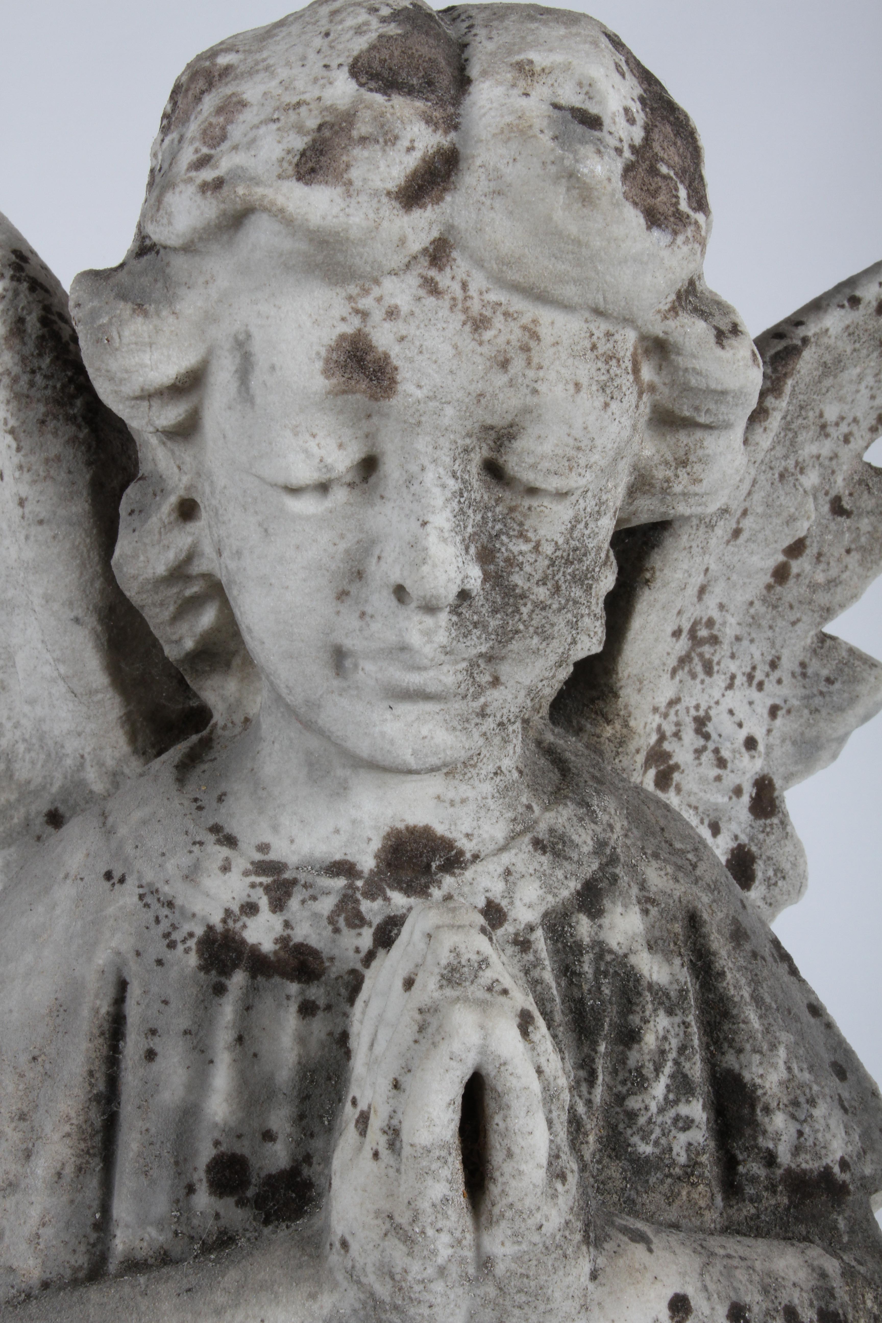 Statue ou sculpture ancienne d'un ange priant dans un jardin du 19ème siècle en vente 2