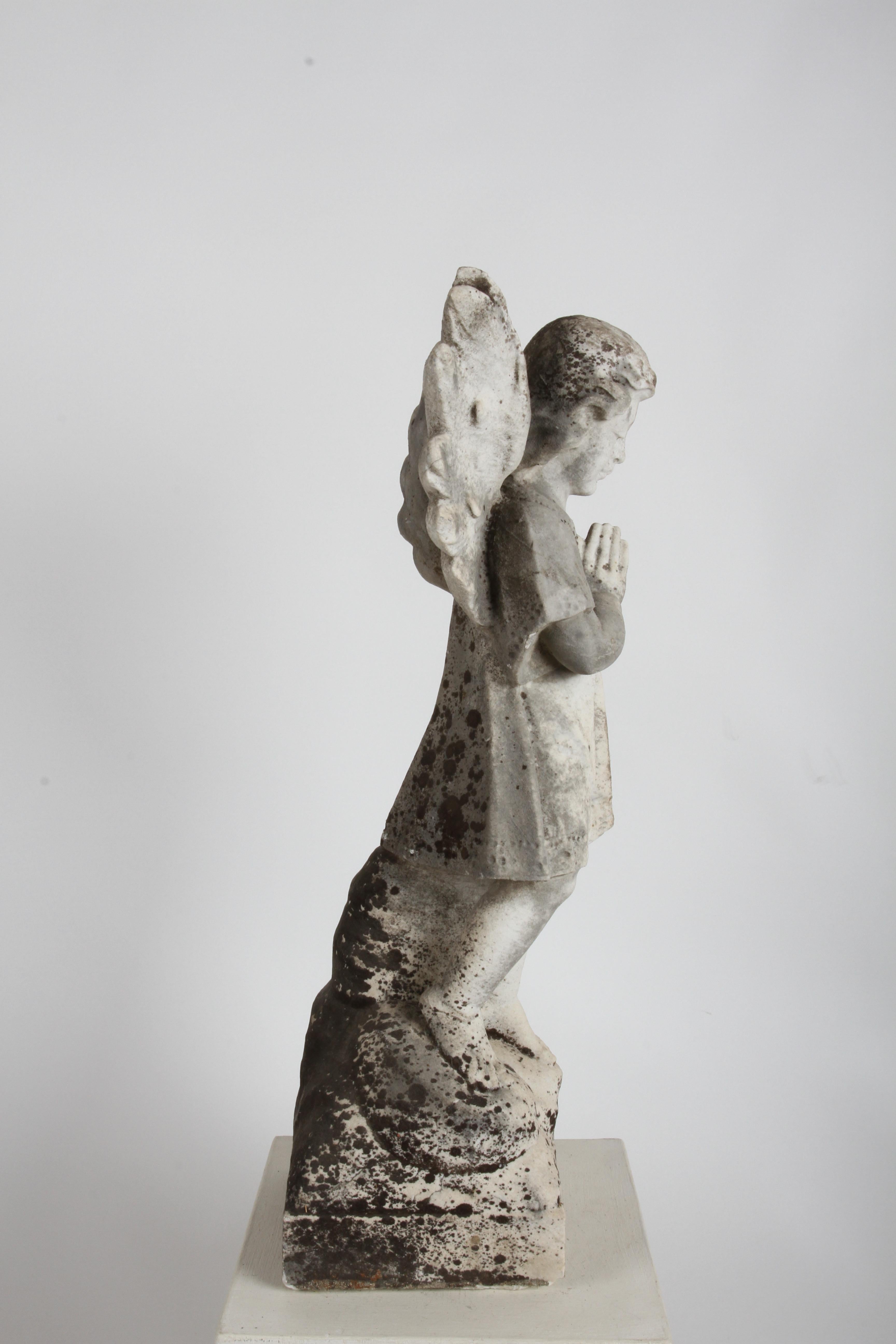Statue ou sculpture ancienne d'un ange priant dans un jardin du 19ème siècle en vente 3
