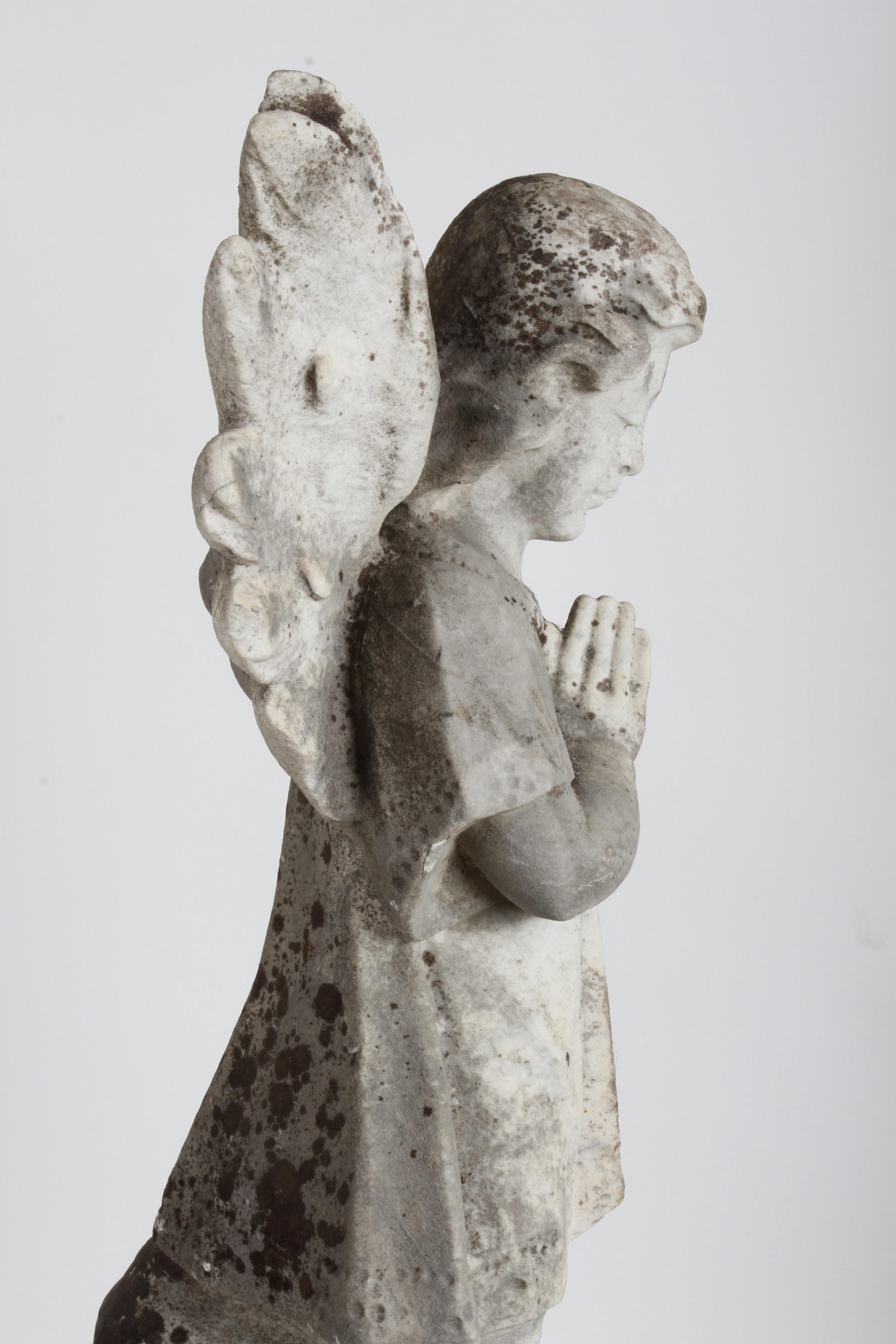 Statue ou sculpture ancienne d'un ange priant dans un jardin du 19ème siècle en vente 4