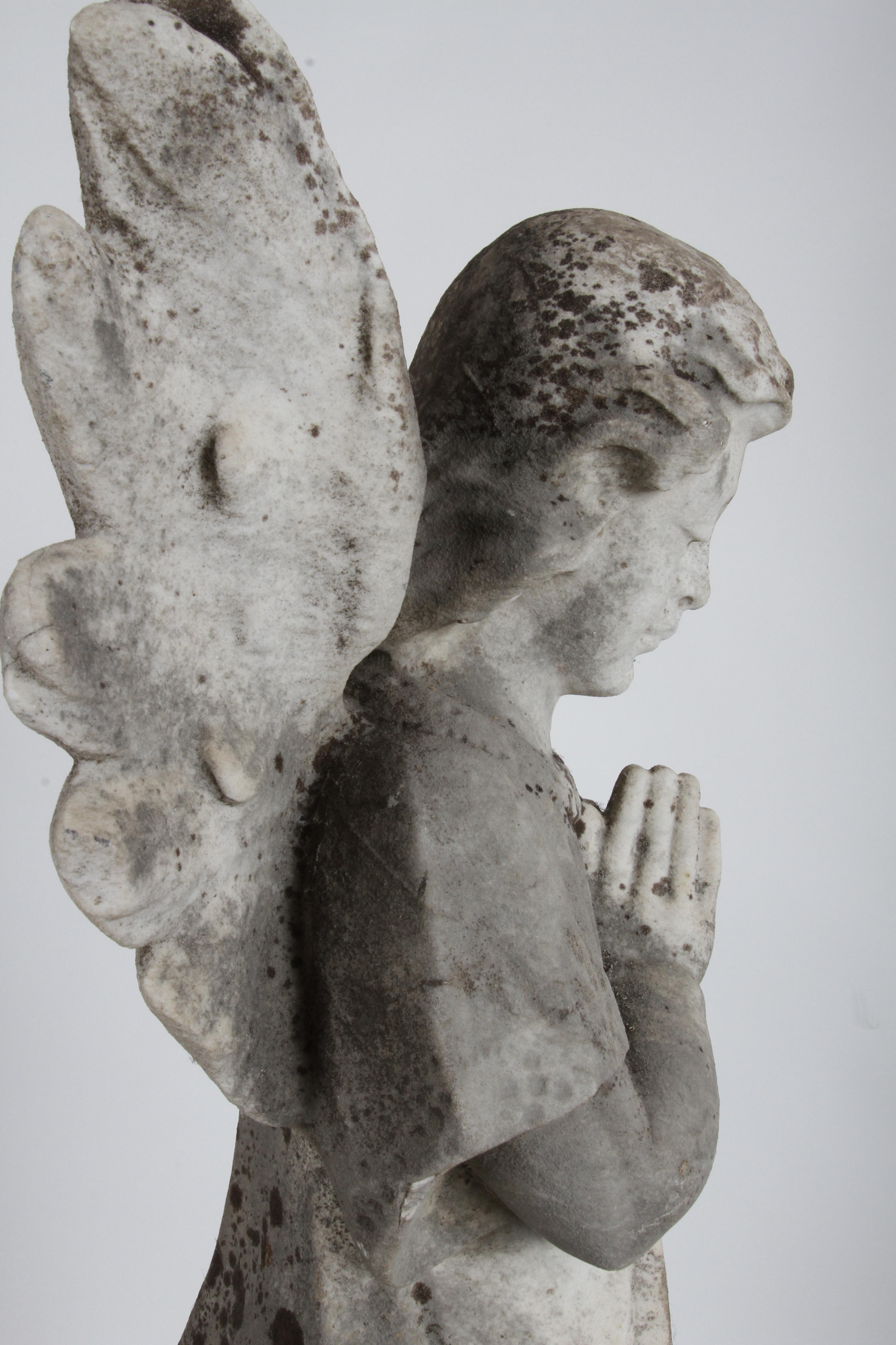 Statue ou sculpture ancienne d'un ange priant dans un jardin du 19ème siècle en vente 5