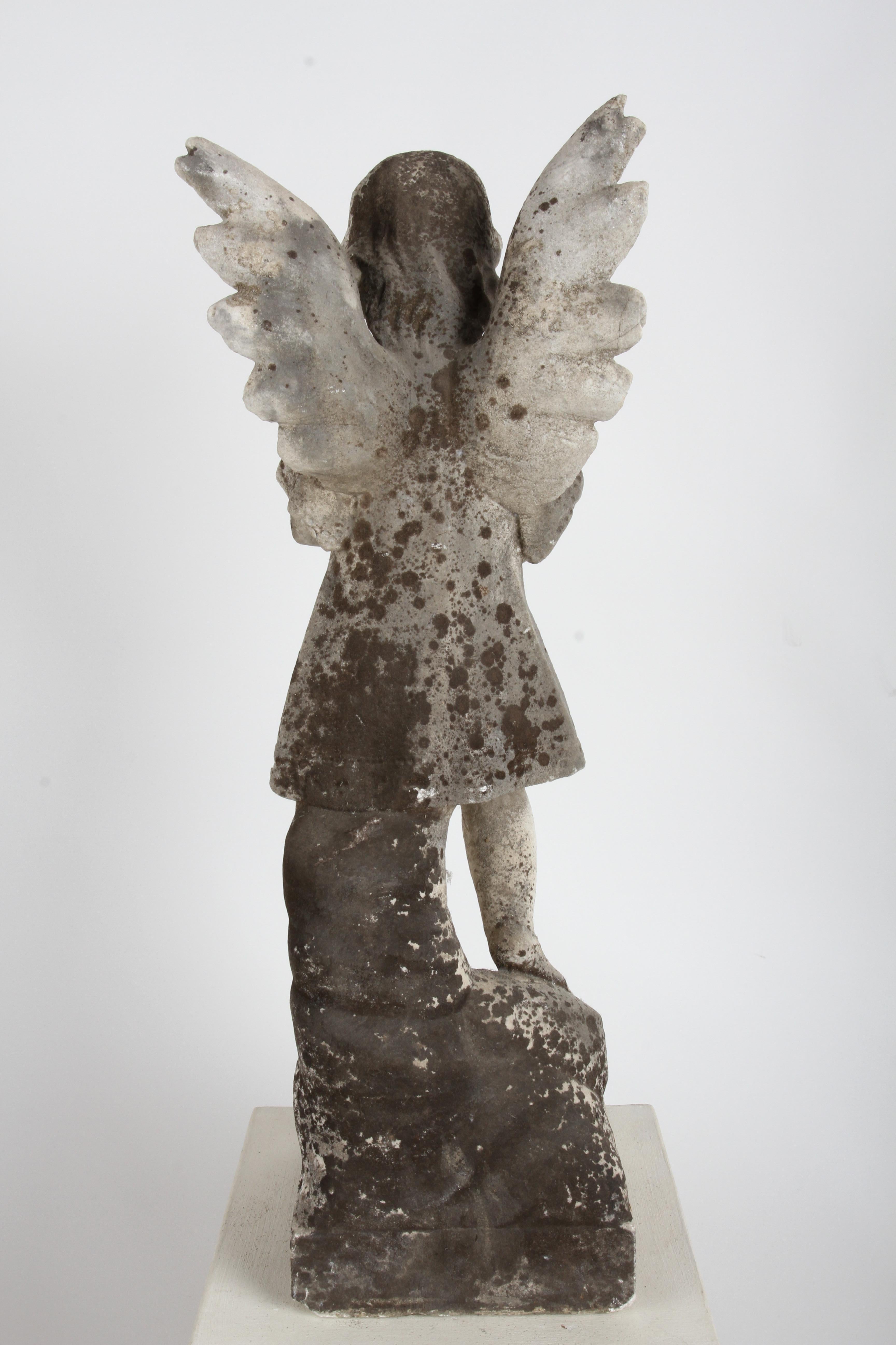 Statue ou sculpture ancienne d'un ange priant dans un jardin du 19ème siècle en vente 6