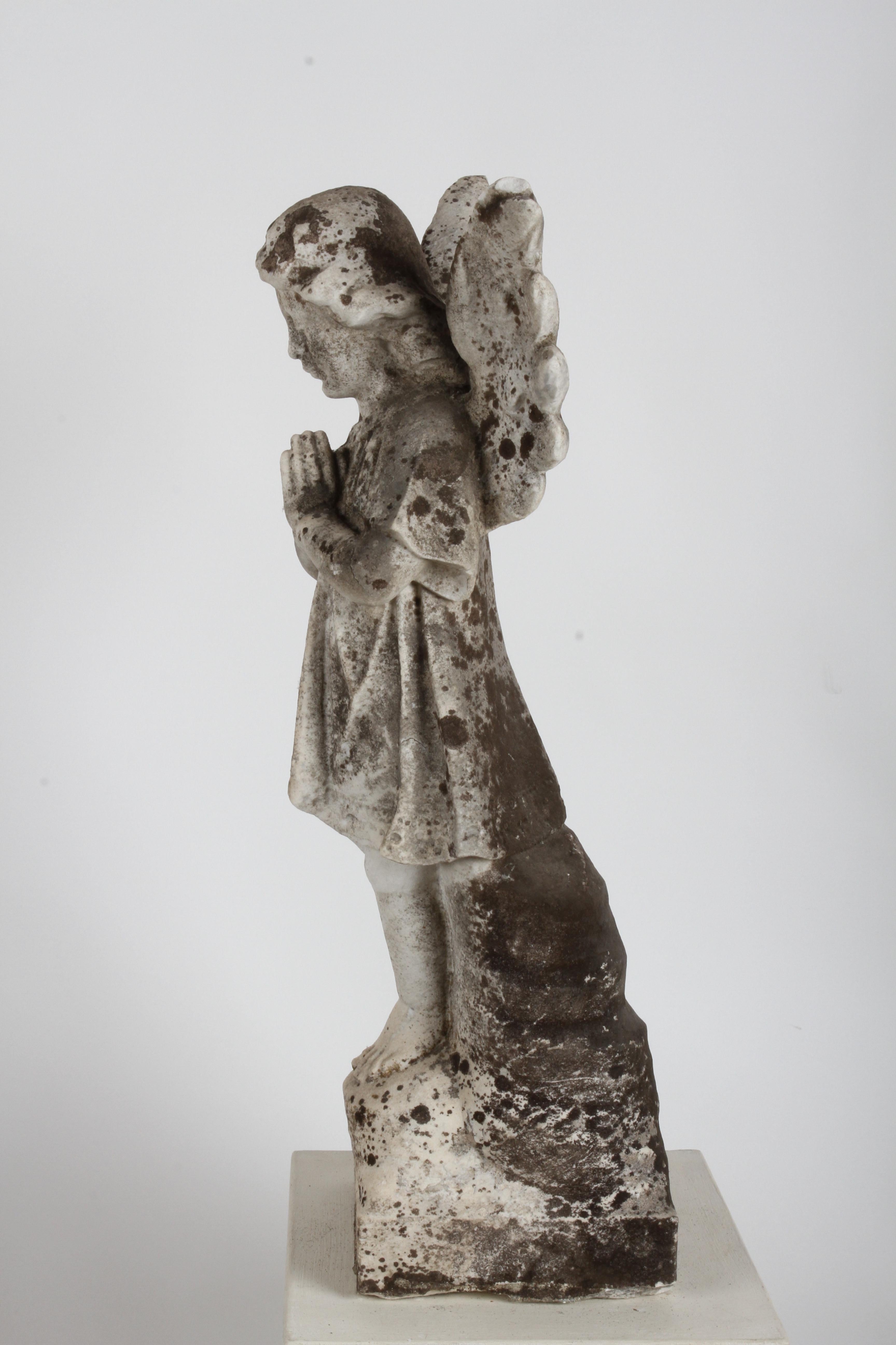 Statue ou sculpture ancienne d'un ange priant dans un jardin du 19ème siècle en vente 7