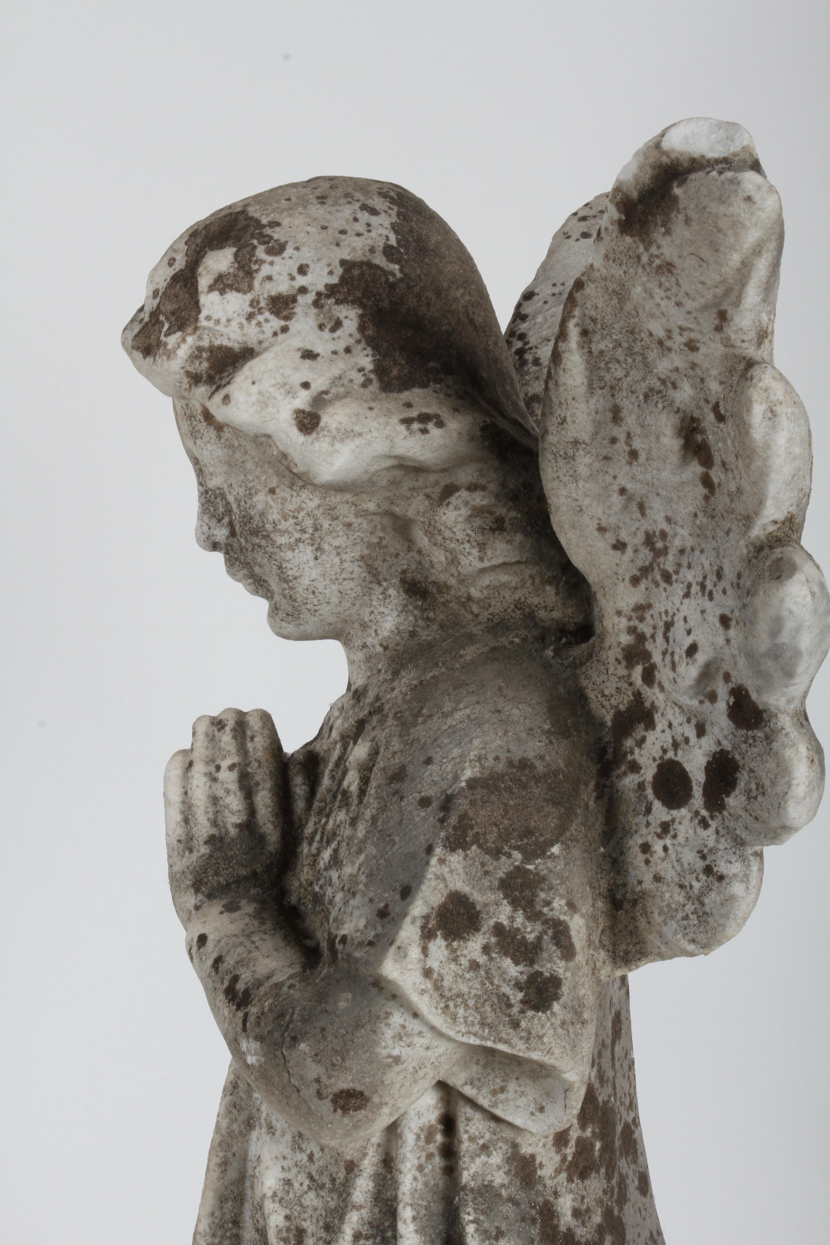 Statue ou sculpture ancienne d'un ange priant dans un jardin du 19ème siècle en vente 8
