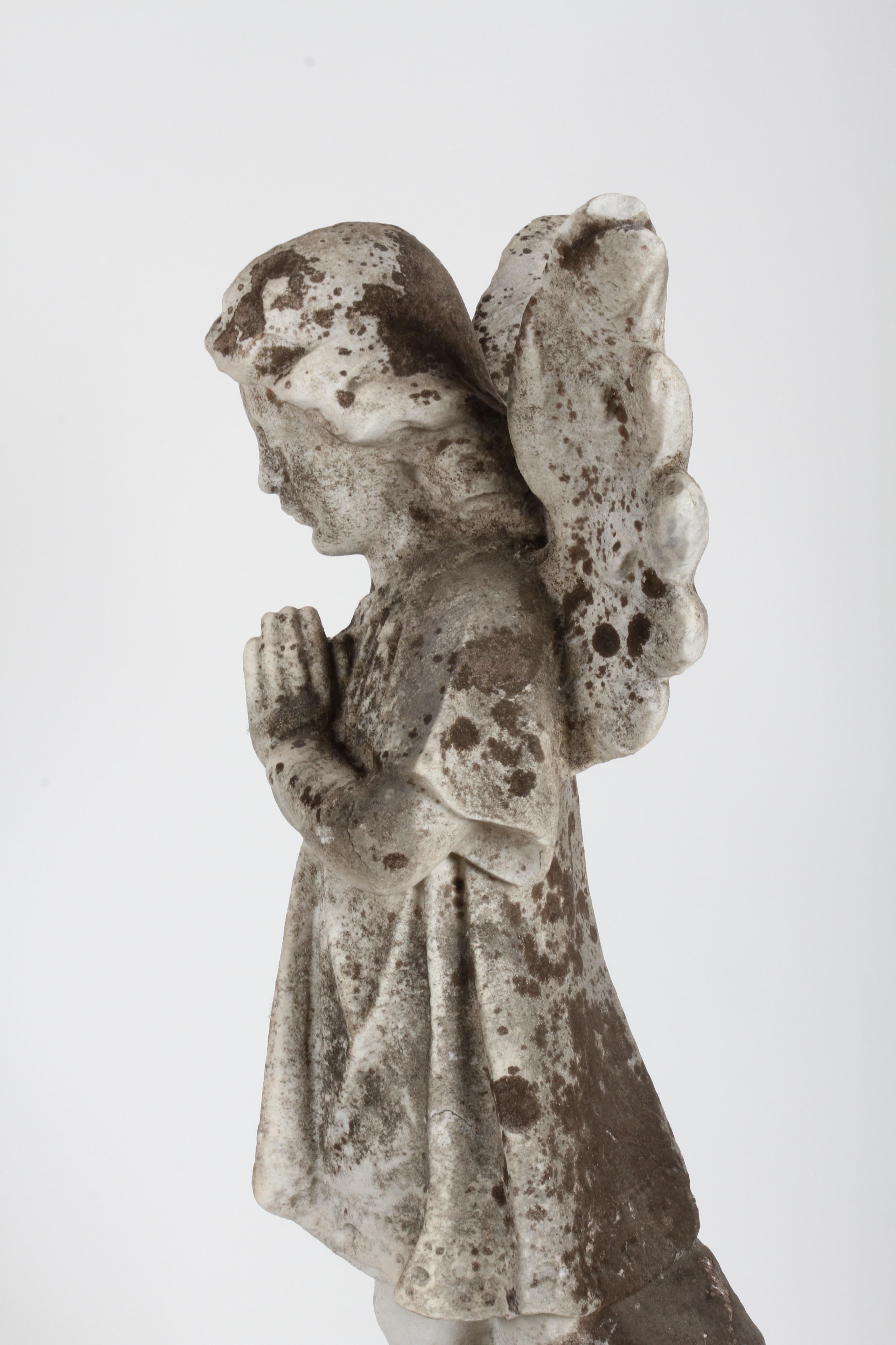 Statue ou sculpture ancienne d'un ange priant dans un jardin du 19ème siècle en vente 9