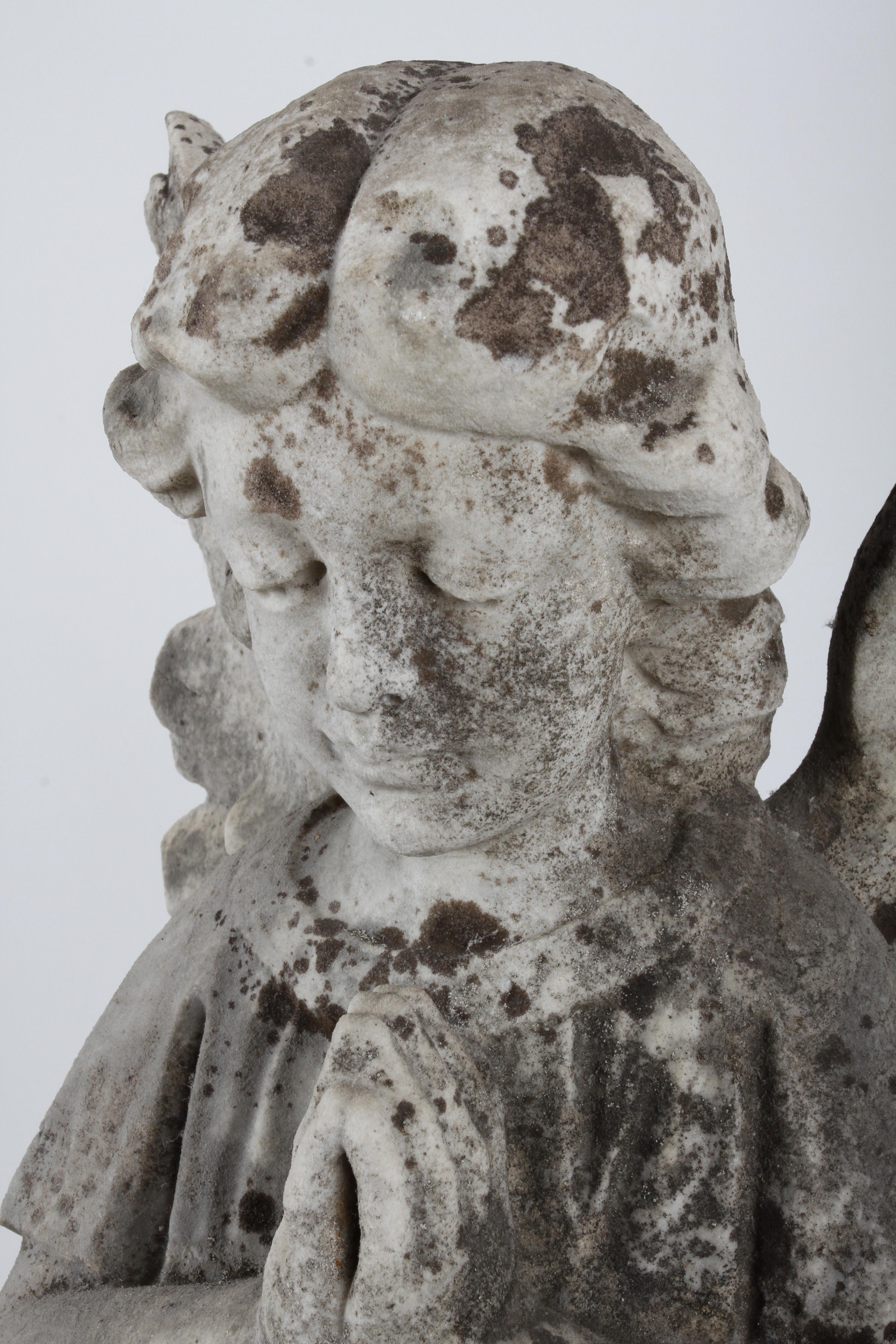 Baroque Statue ou sculpture ancienne d'un ange priant dans un jardin du 19ème siècle en vente