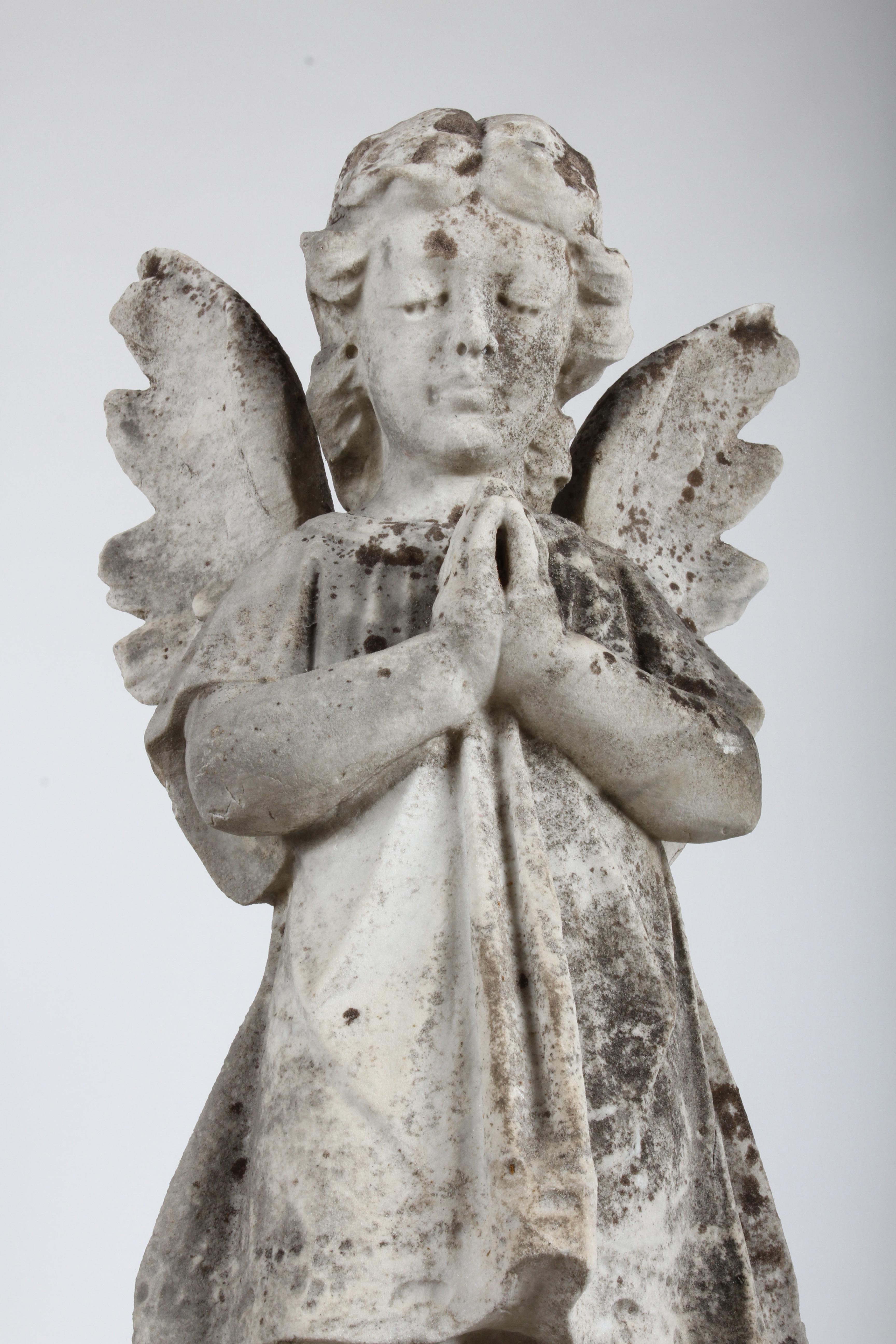 Anglais Statue ou sculpture ancienne d'un ange priant dans un jardin du 19ème siècle en vente