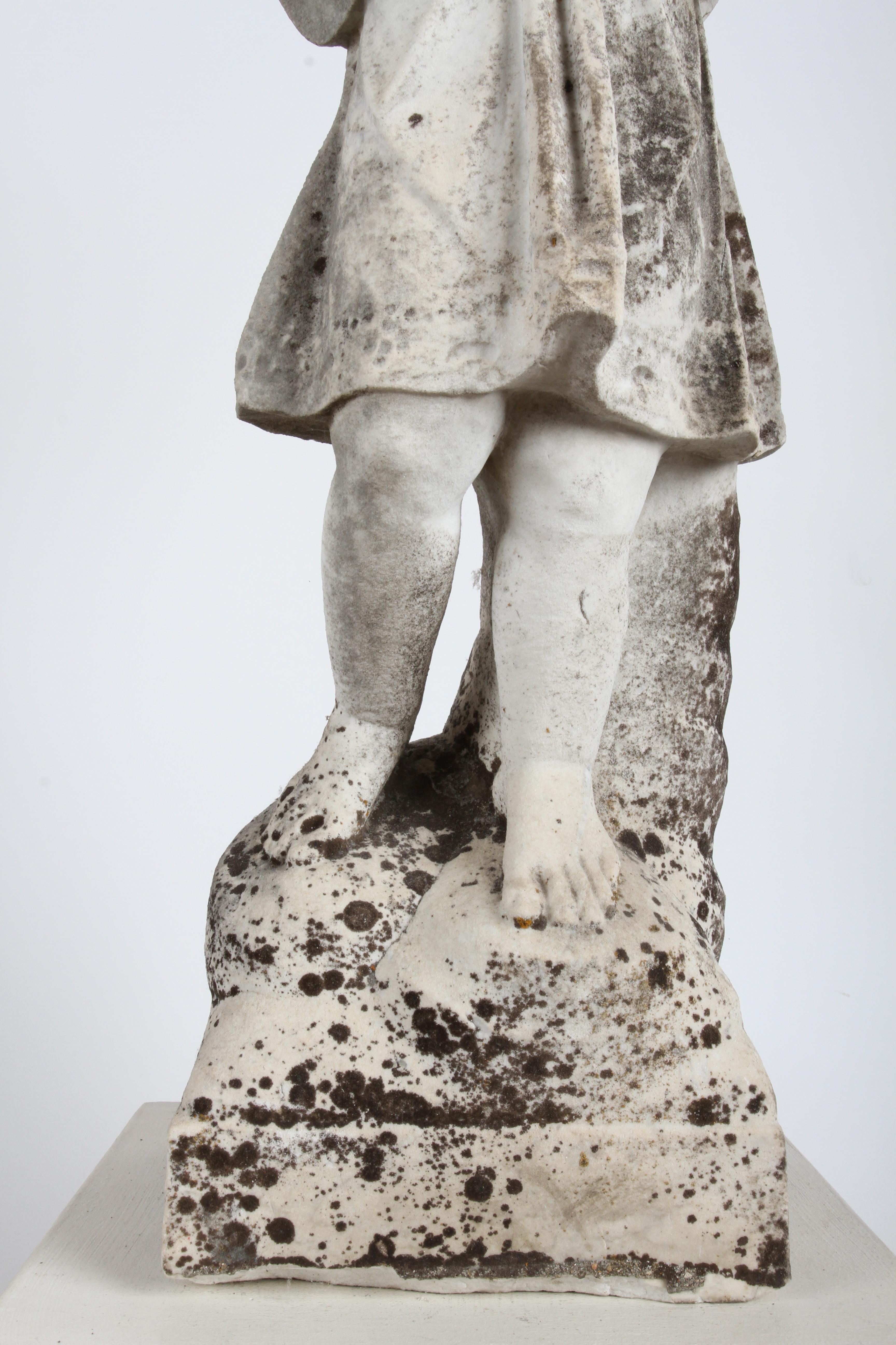 Sculpté à la main Statue ou sculpture ancienne d'un ange priant dans un jardin du 19ème siècle en vente