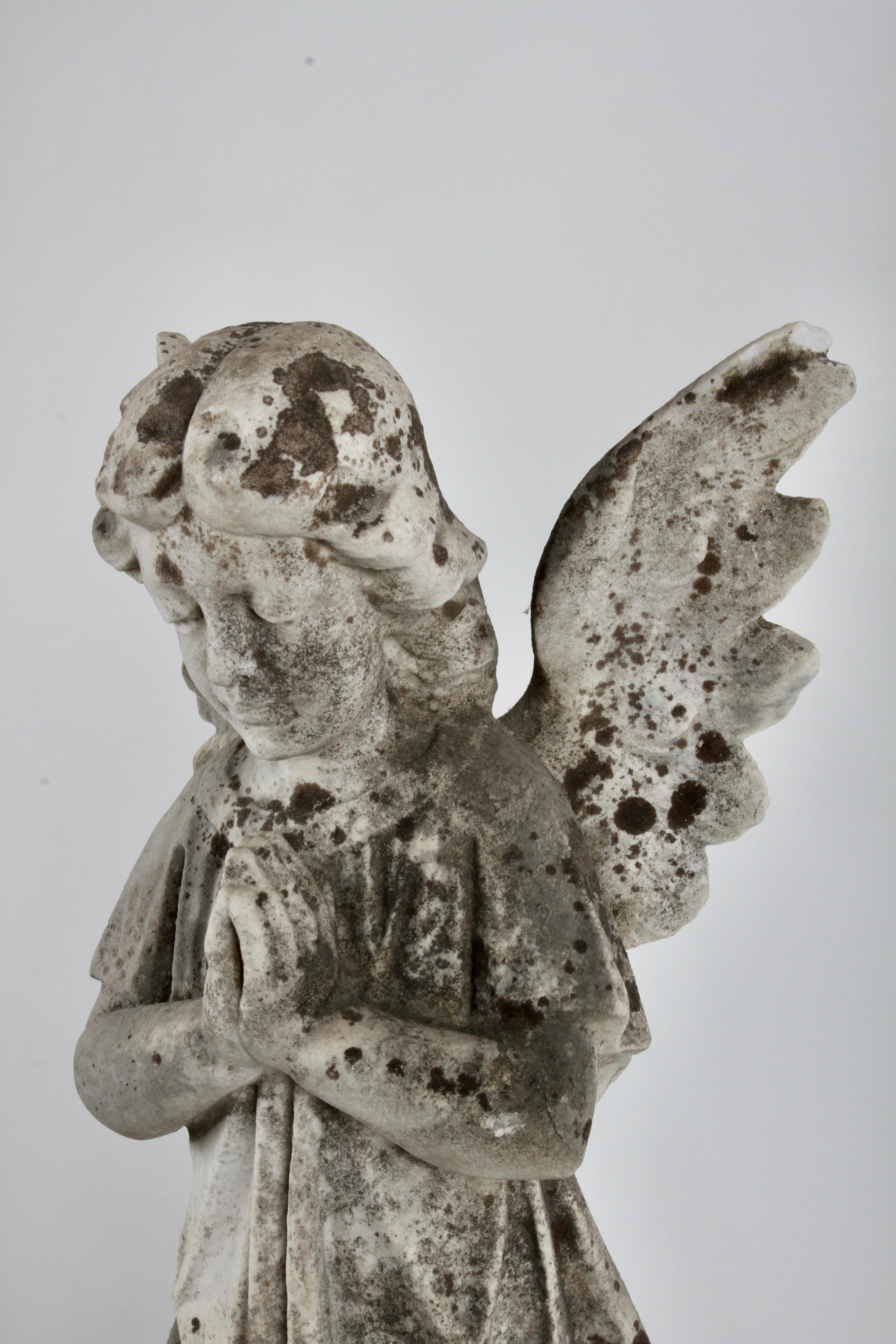 XIXe siècle Statue ou sculpture ancienne d'un ange priant dans un jardin du 19ème siècle en vente