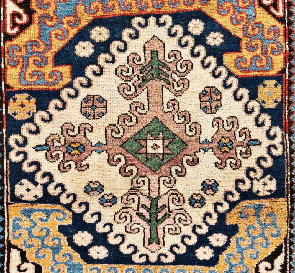Ce rare tapis caucasien Kassim Ushak du XIXe siècle est un exemple frappant de l'art textile antique, prisé pour son artisanat exceptionnel et son esthétique géométrique vibrante. Tissé avec soin et précision, ce tapis de collection présente une