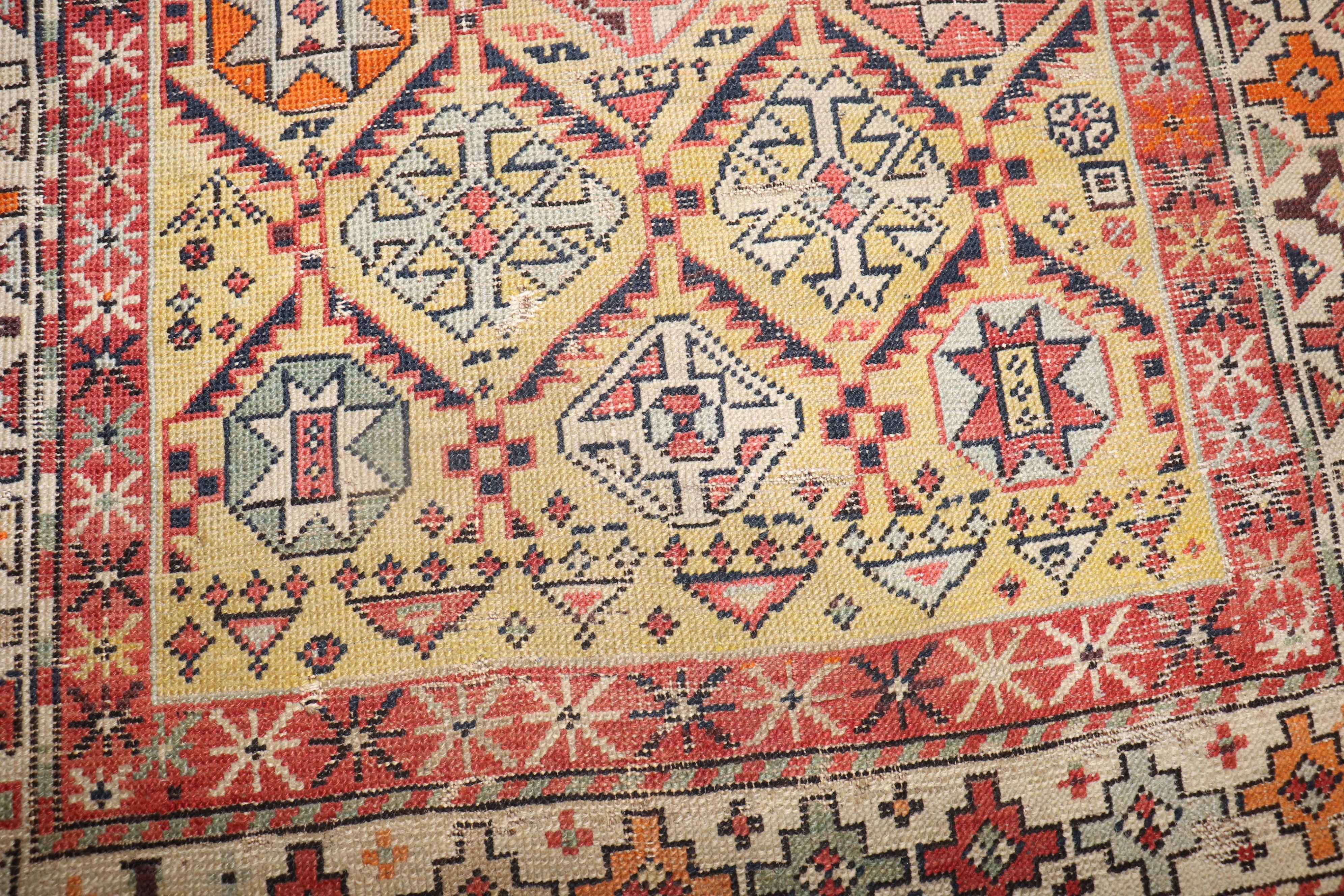 Antiker kaukasischer Teppich der Zabihi-Kollektion des 19. Jahrhunderts im Zustand „Starke Gebrauchsspuren“ im Angebot in New York, NY