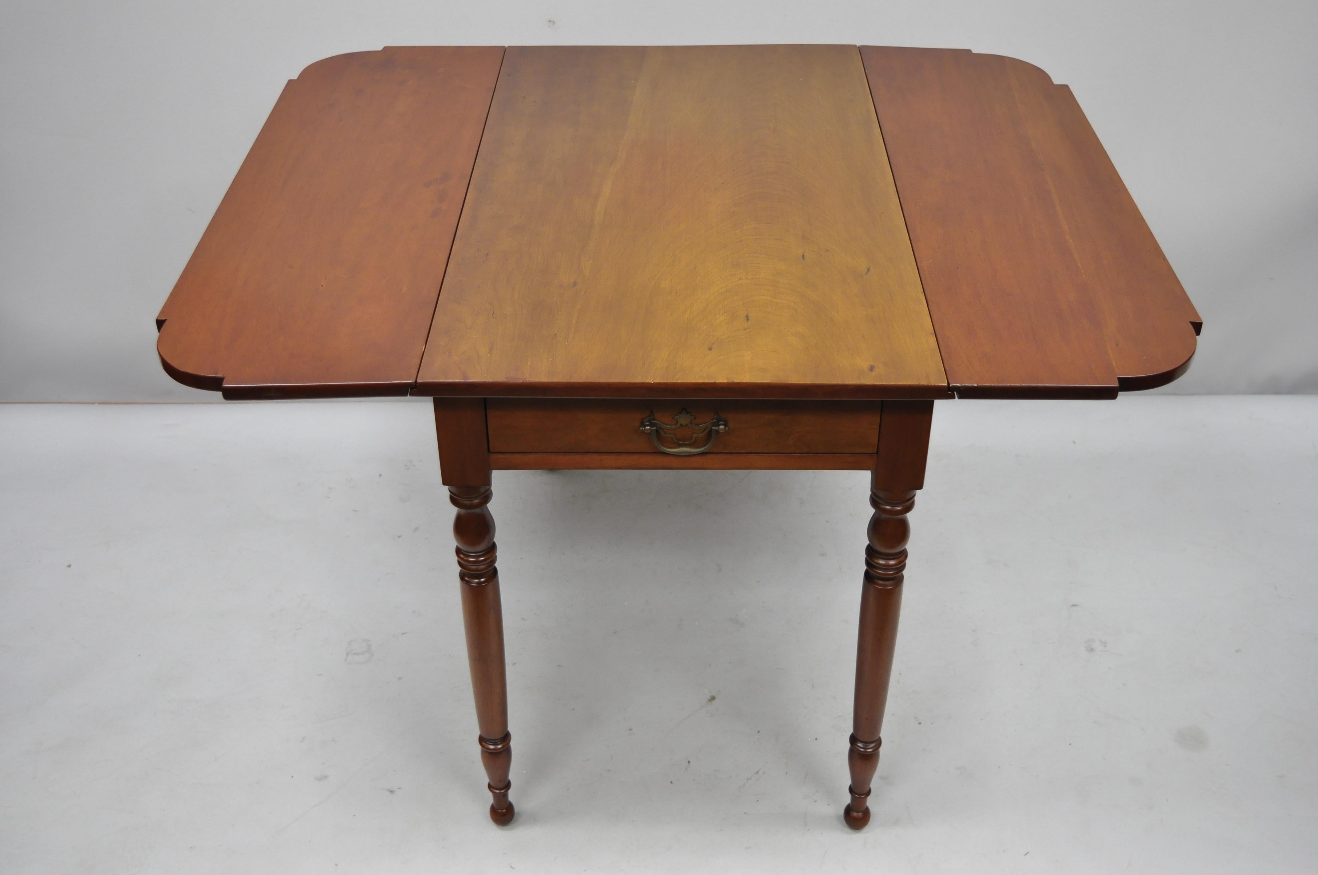 19th Century Antique Cherry Wood American Colonial Drop Leaf Pembroke Table In Good Condition For Sale In Philadelphia, PA