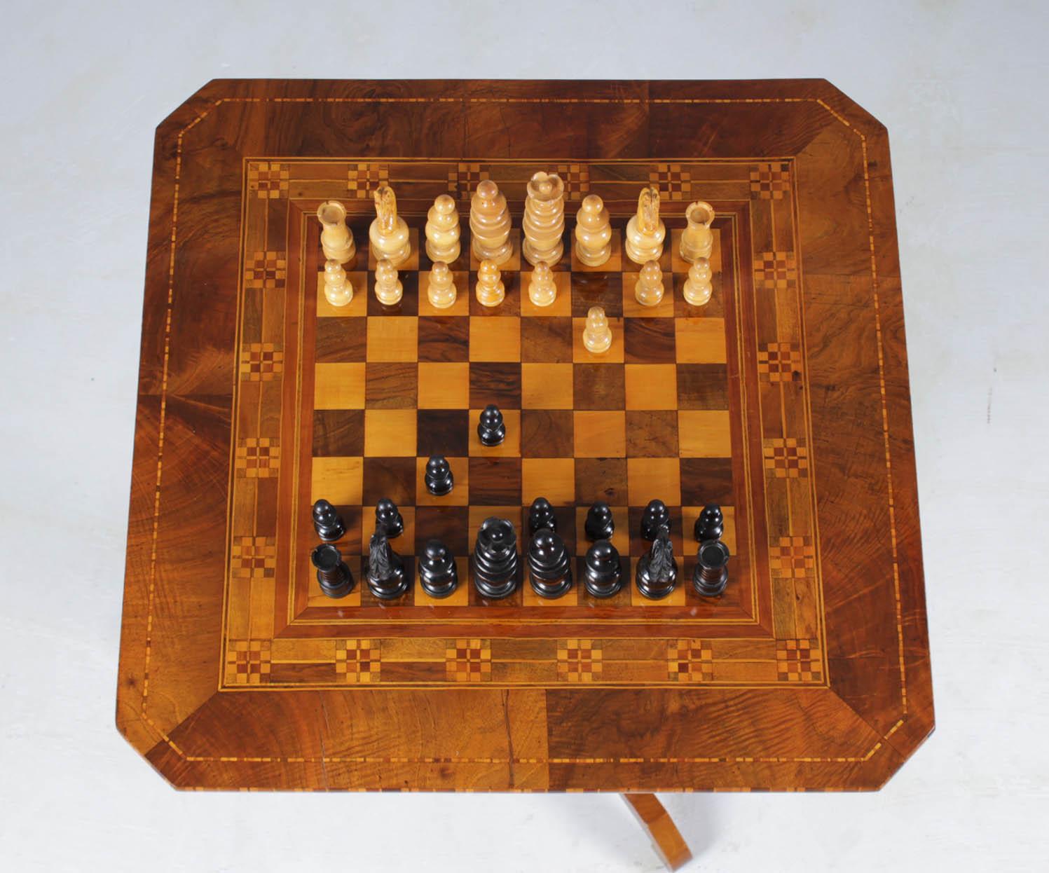 19th Century Antique Chess Table, Walnut, Italy circa 1850, Without Chess Pieces In Good Condition In Greven, DE