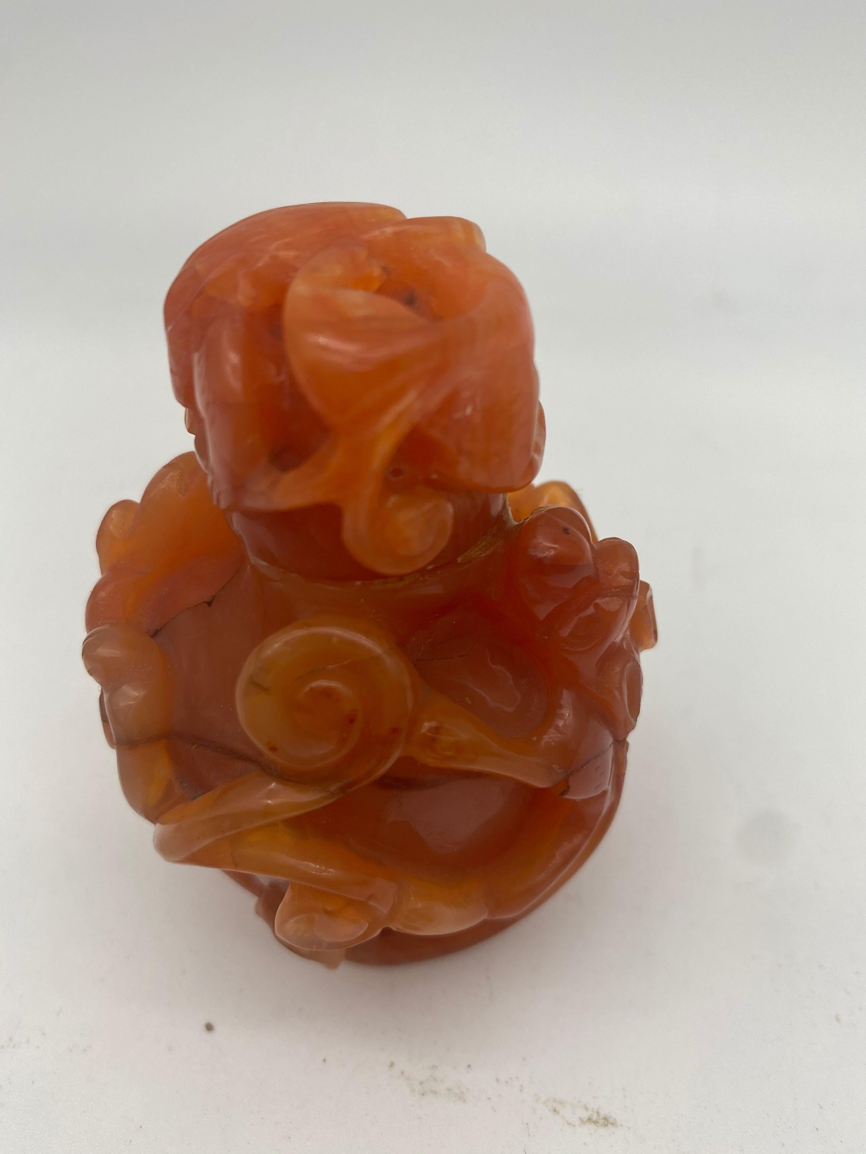 Antique 19th century Chinese agate bottle with lid with Chi dragons, decorated in the form of a flower diameter 5 cm, high 8 cm.