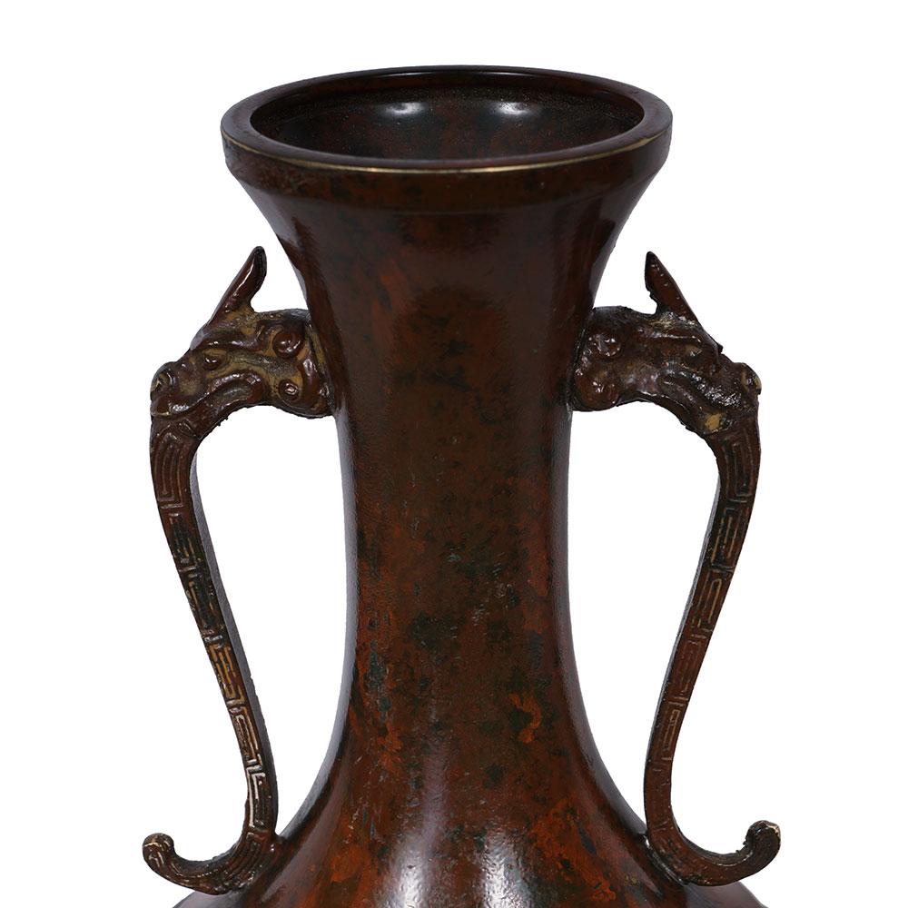 Sehr schöne antike chinesische Bronze-Vase mit einem geschnitzten Flachrelief idealisiert Fries mit chinesischen traditionellen Gabeln Kunst der Kin Lin Symbole und zwei Drachen Griffe verziert. Sehr schön und mit vielen detaillierten Kunstwerken