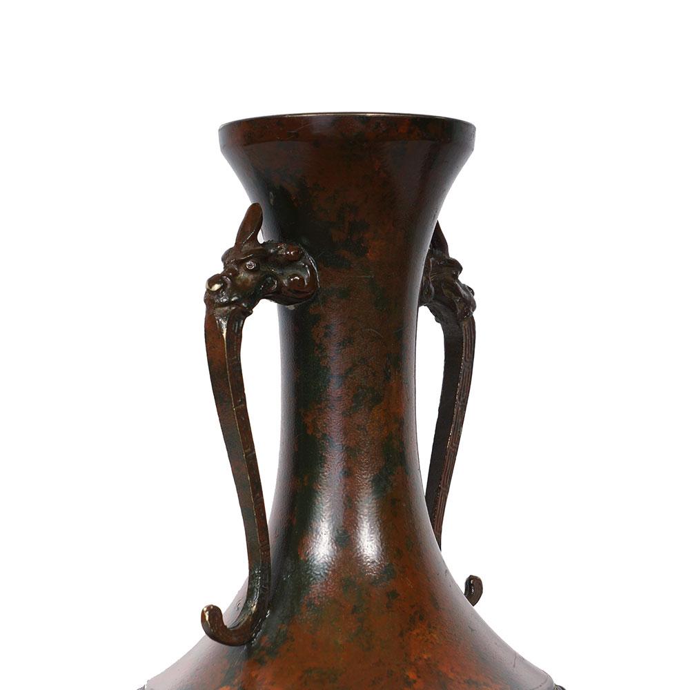 Chinois Vase chinois ancien du 19ème siècle en bronze sculpté en vente