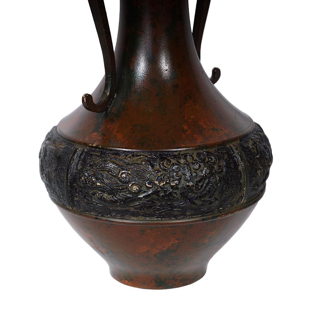 Antike chinesische geschnitzte Bronzevase aus dem 19. Jahrhundert im Zustand „Gut“ im Angebot in Pomona, CA