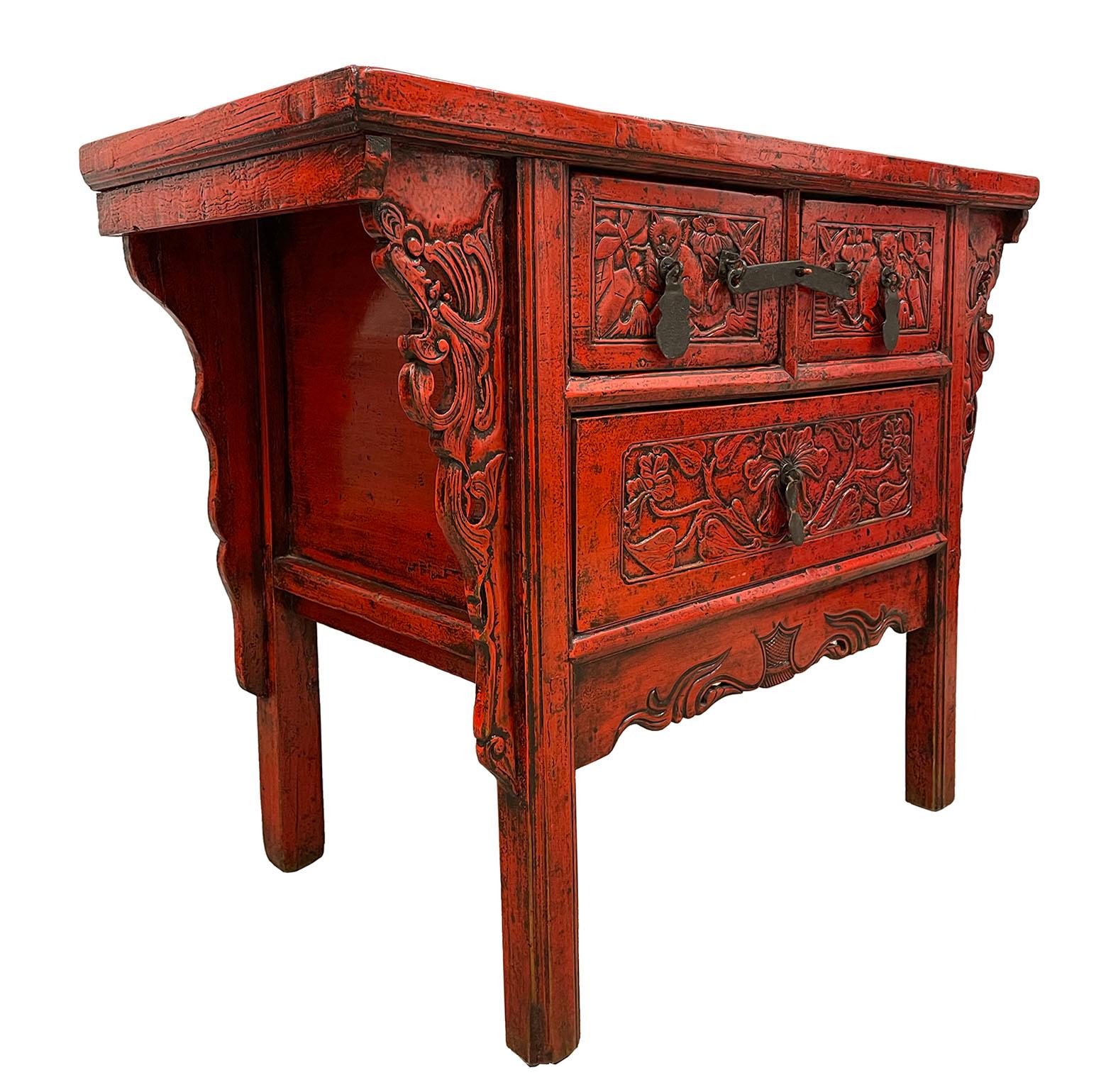 Dieser schöne antike chinesische Konsolentisch hat schöne traditionelle detaillierte tiefe/erhöhte Schnitzarbeiten an den vorderen Schubladenplatten und Beinen. Dieser Konsolentisch verfügt über 2 kleine Schubladen auf der Oberseite und 1 große