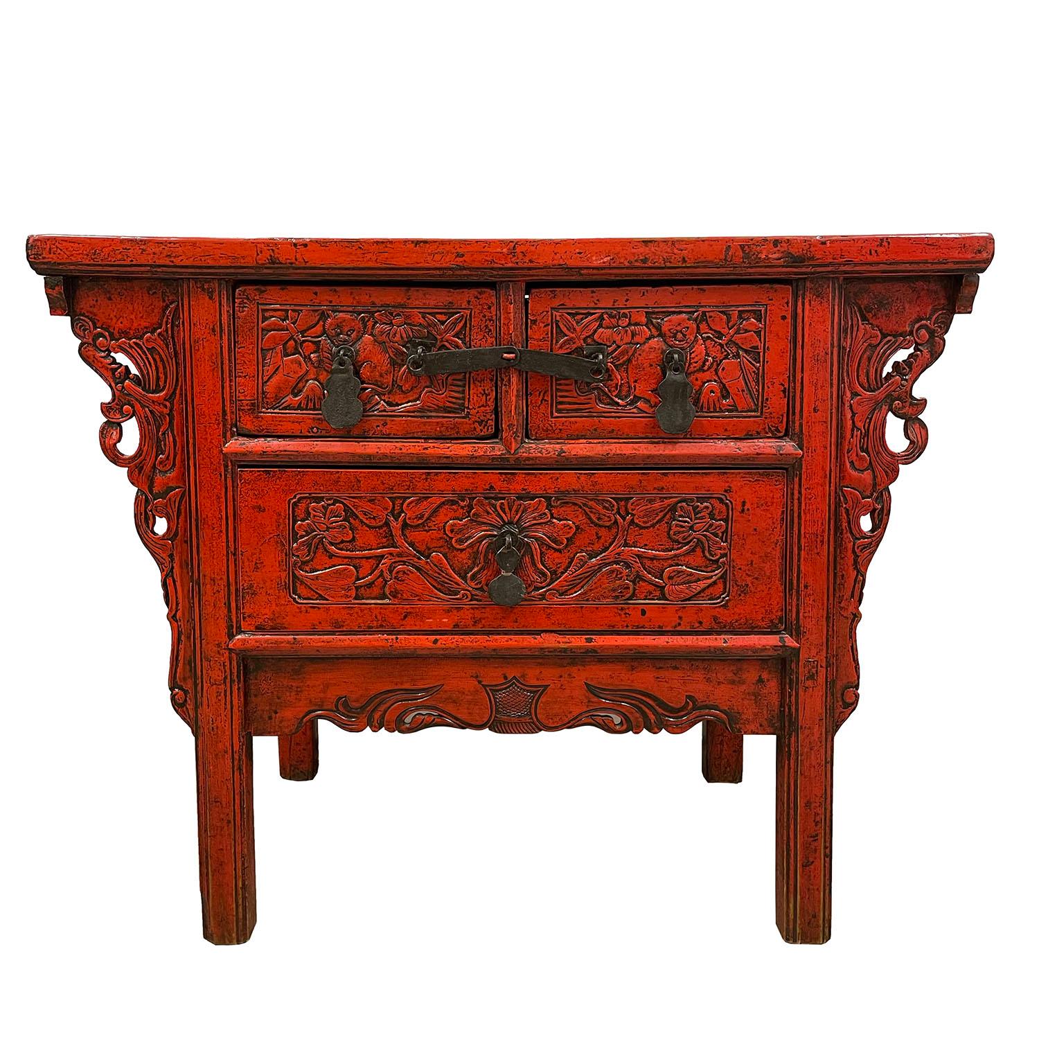 Antiker chinesischer geschnitzter rot lackierter Konsolentisch / Sideboard aus dem 19. Jahrhundert (Chinesischer Export) im Angebot