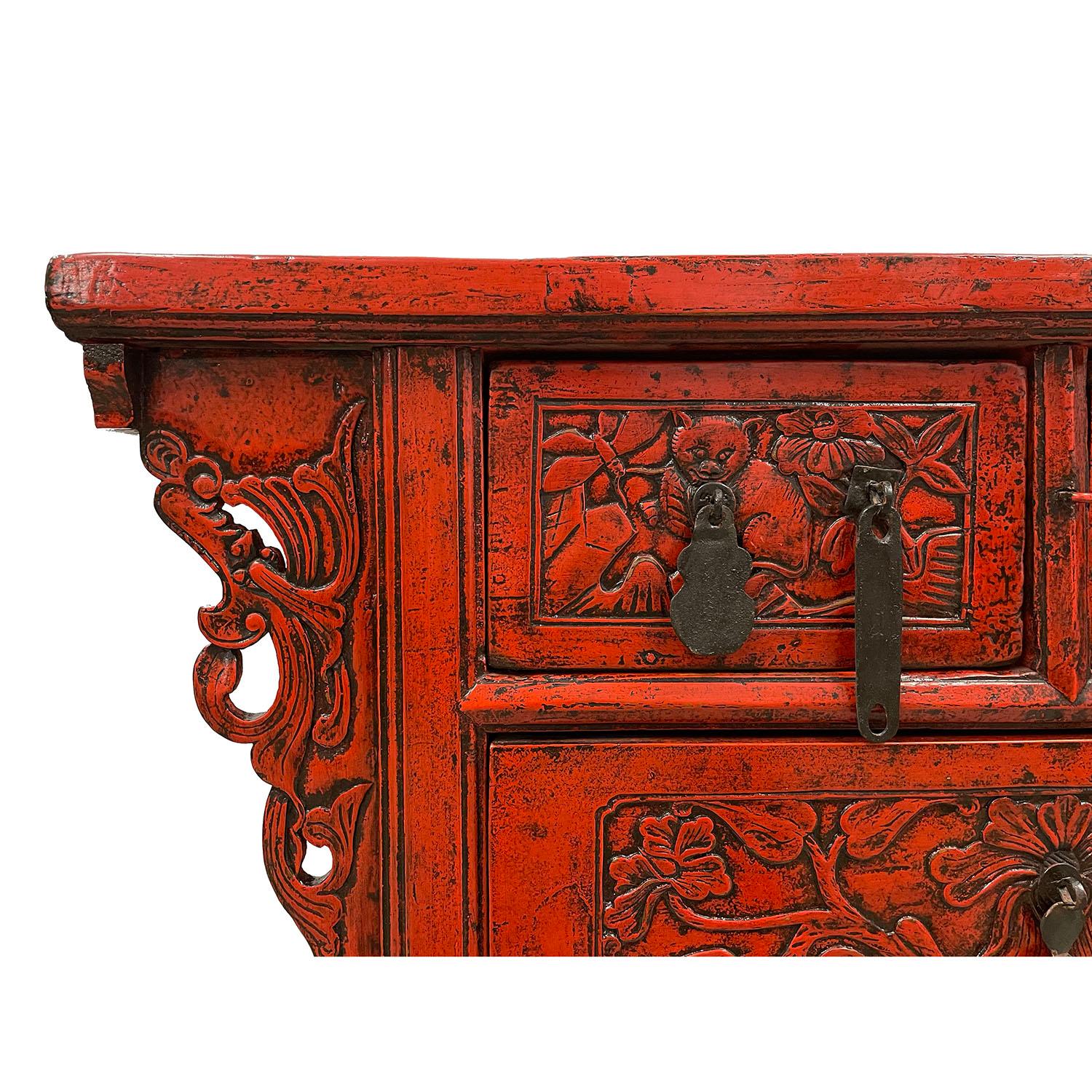 Antiker chinesischer geschnitzter rot lackierter Konsolentisch / Sideboard aus dem 19. Jahrhundert (Chinesisch) im Angebot
