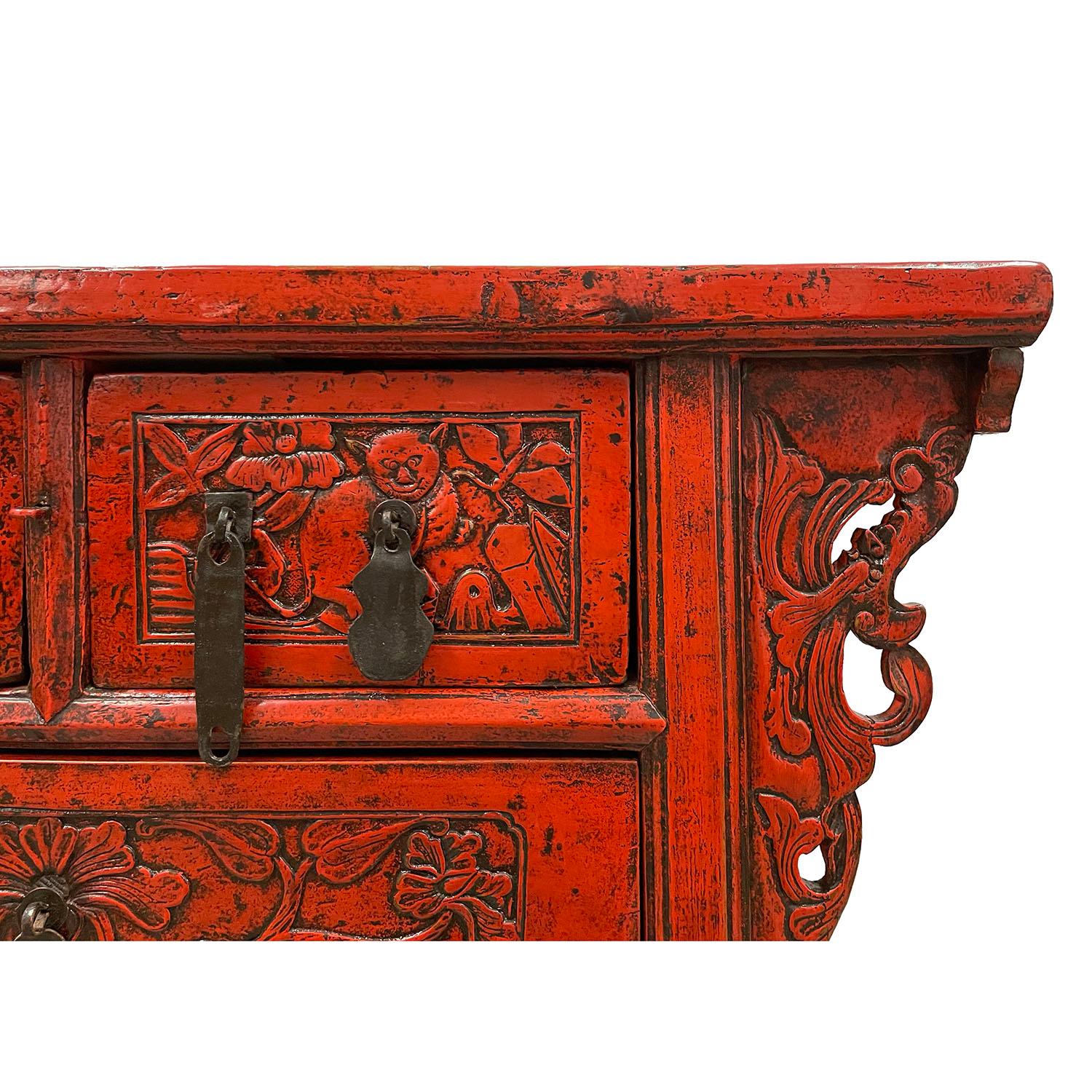 Antiker chinesischer geschnitzter rot lackierter Konsolentisch / Sideboard aus dem 19. Jahrhundert (Handgeschnitzt) im Angebot