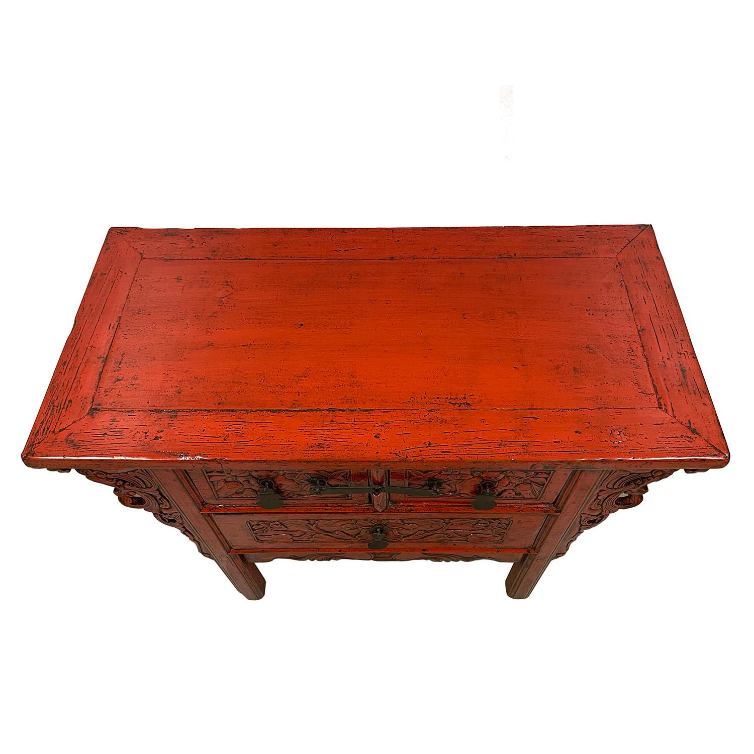 Antiker chinesischer geschnitzter rot lackierter Konsolentisch / Sideboard aus dem 19. Jahrhundert (Ulmenholz) im Angebot