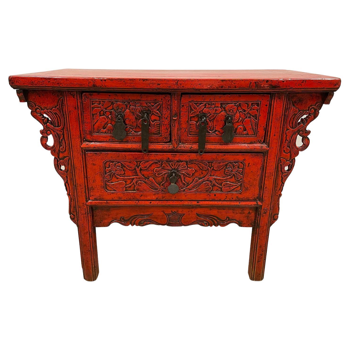 Antiker chinesischer geschnitzter rot lackierter Konsolentisch / Sideboard aus dem 19. Jahrhundert im Angebot
