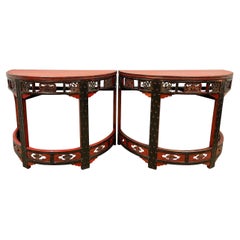 Tables demi-lune chinoises anciennes du 19ème siècle sculptées et laquées rouge, ensemble