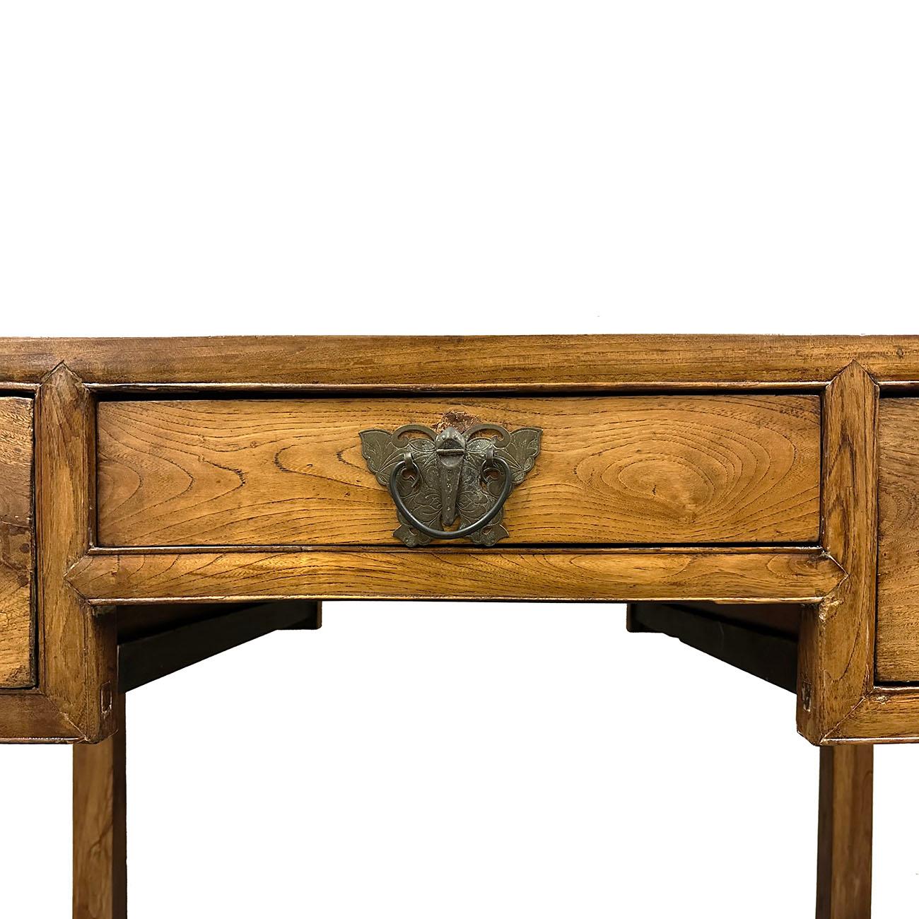 Antiker chinesischer geschnitzter Sekretär/Schreibtisch aus dem 19. Jahrhundert im Zustand „Gut“ im Angebot in Pomona, CA