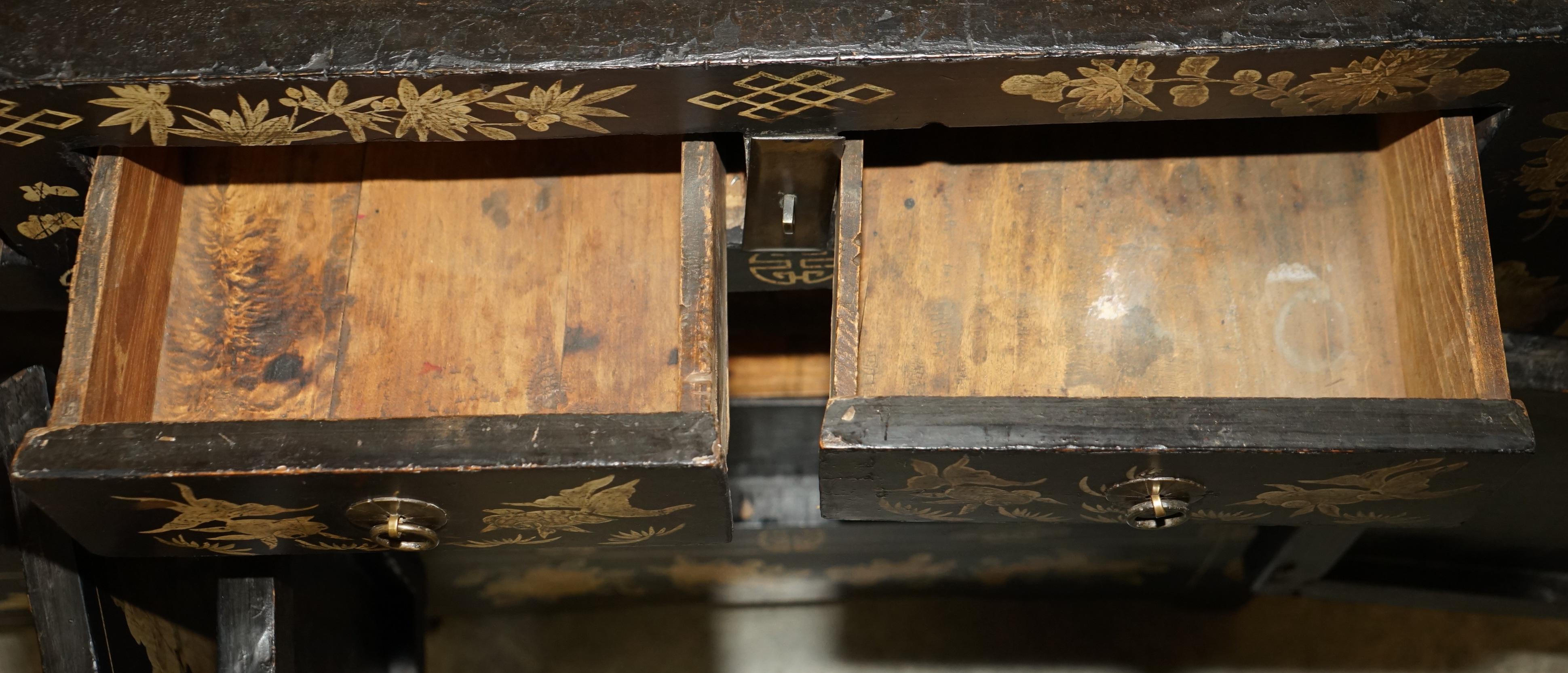 Antikes chinesisches Chinoiserie-Sideboard des 19. Jahrhunderts, geblümt bemalt und lackiert im Angebot 10