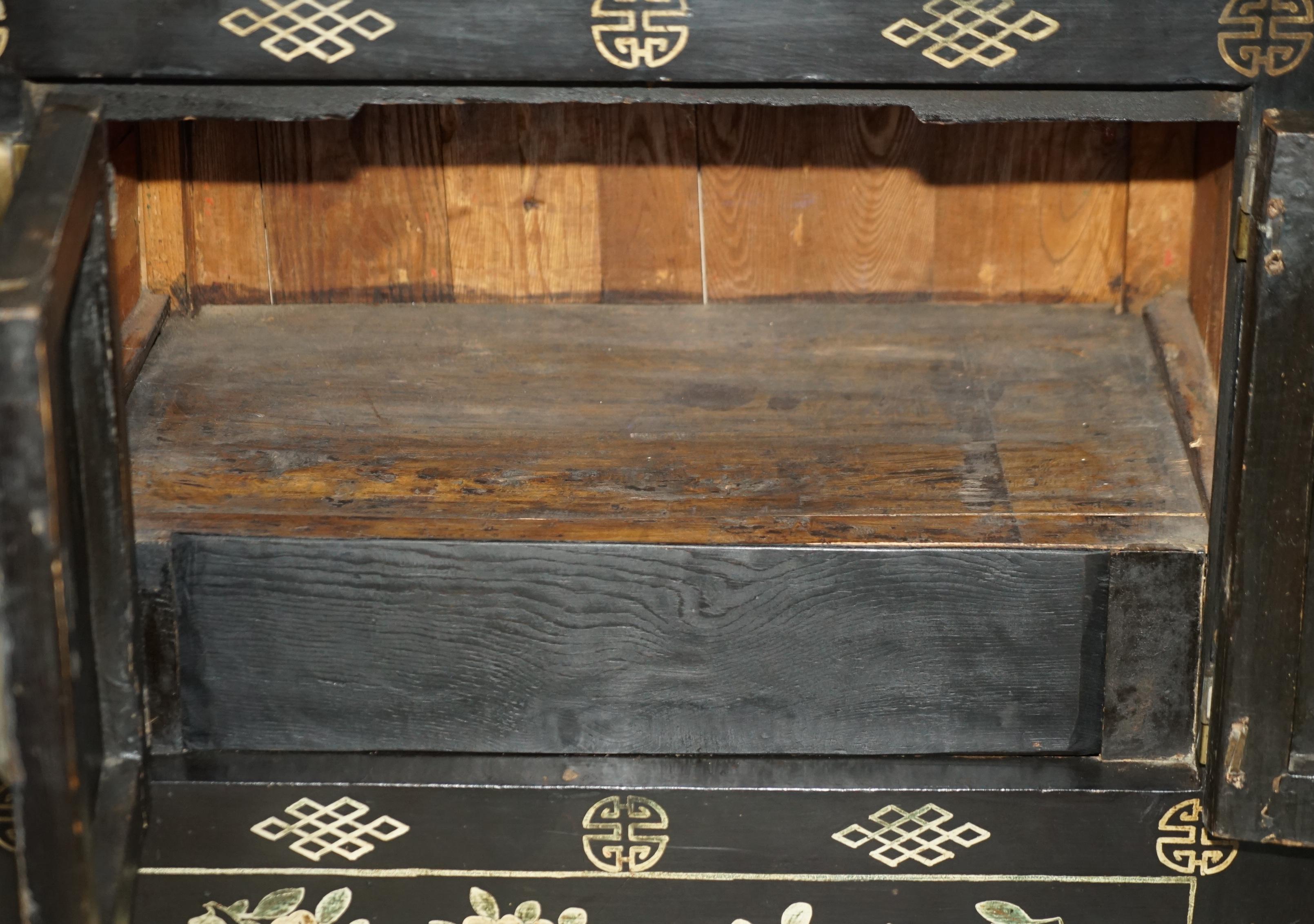 Antikes chinesisches Chinoiserie-Sideboard des 19. Jahrhunderts, geblümt bemalt und lackiert im Angebot 12