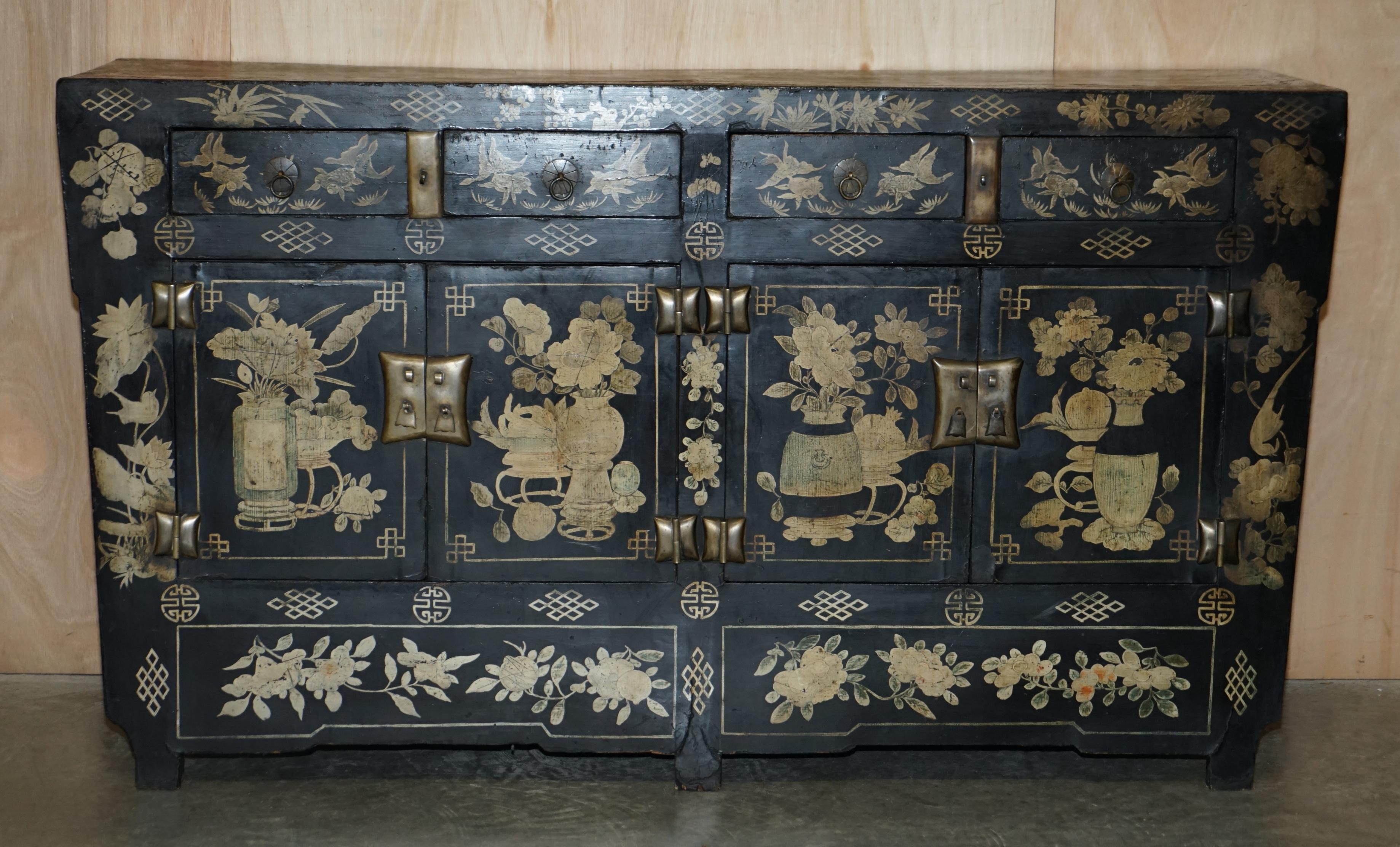 Wir freuen uns, dieses originale, um 1860 in China handgefertigte, handgeschnitzte, bemalte und lackierte Sideboard mit Chinoiserie-Details im ganzen Haus zum Verkauf anzubieten.

Es handelt sich um ein sehr schönes und dekoratives Stück, das viel