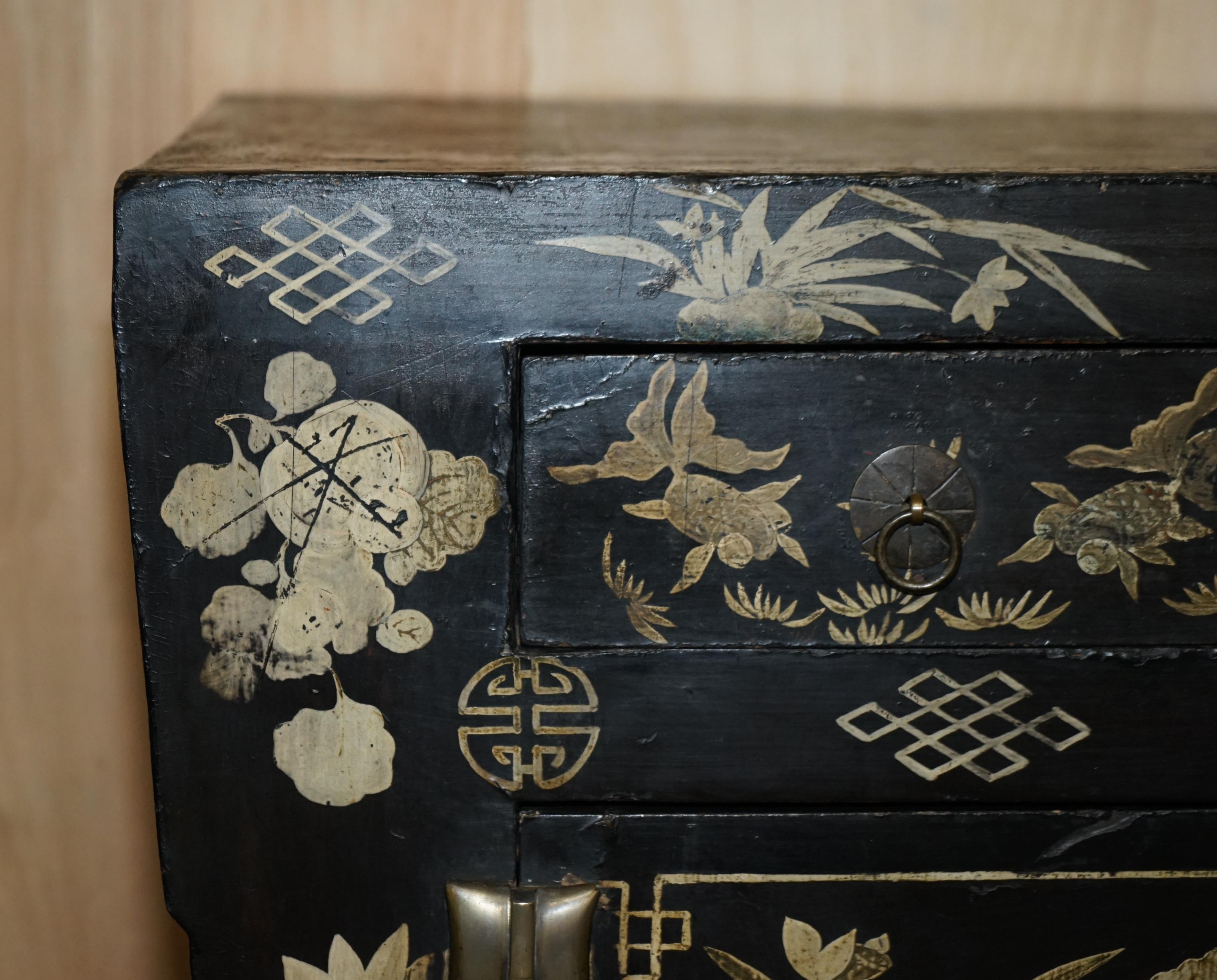Antikes chinesisches Chinoiserie-Sideboard des 19. Jahrhunderts, geblümt bemalt und lackiert (Lackiert) im Angebot