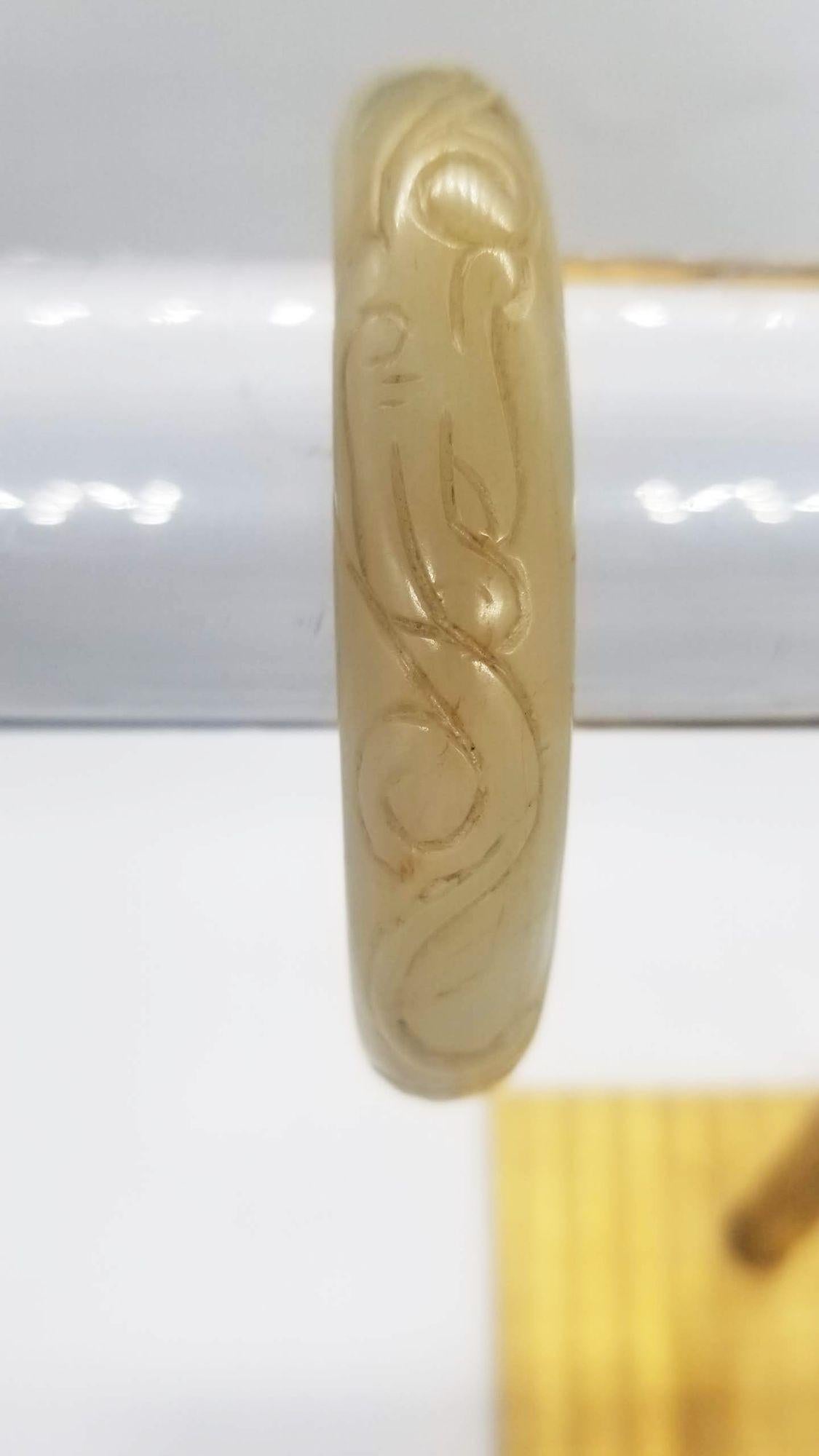 Bracelet jonc chinois ancien du 19ème siècle en jade Hetian sculpté à la main en vente 5