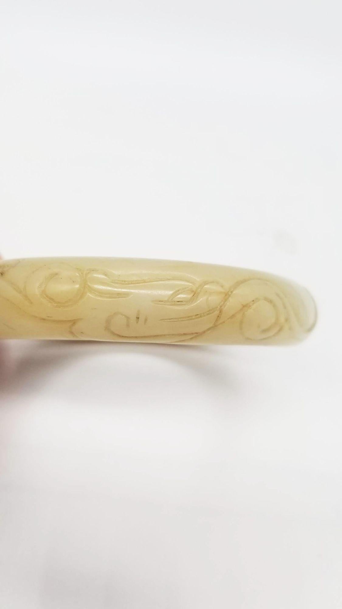 Bracelet jonc chinois ancien du 19ème siècle en jade Hetian sculpté à la main en vente 6