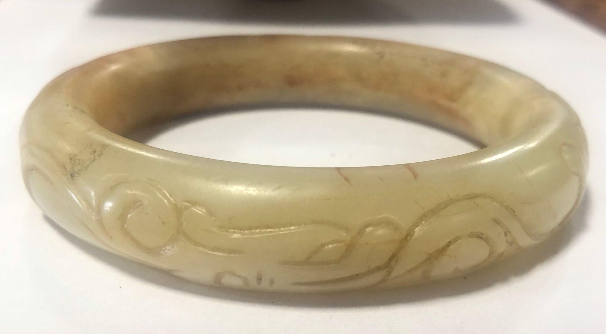 Bracelet jonc chinois ancien du 19ème siècle en jade Hetian sculpté à la main Excellent état - En vente à Van Nuys, CA