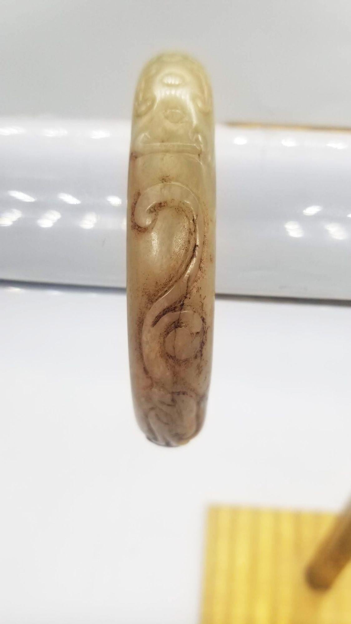Bracelet jonc chinois ancien du 19ème siècle en jade Hetian sculpté à la main en vente 1