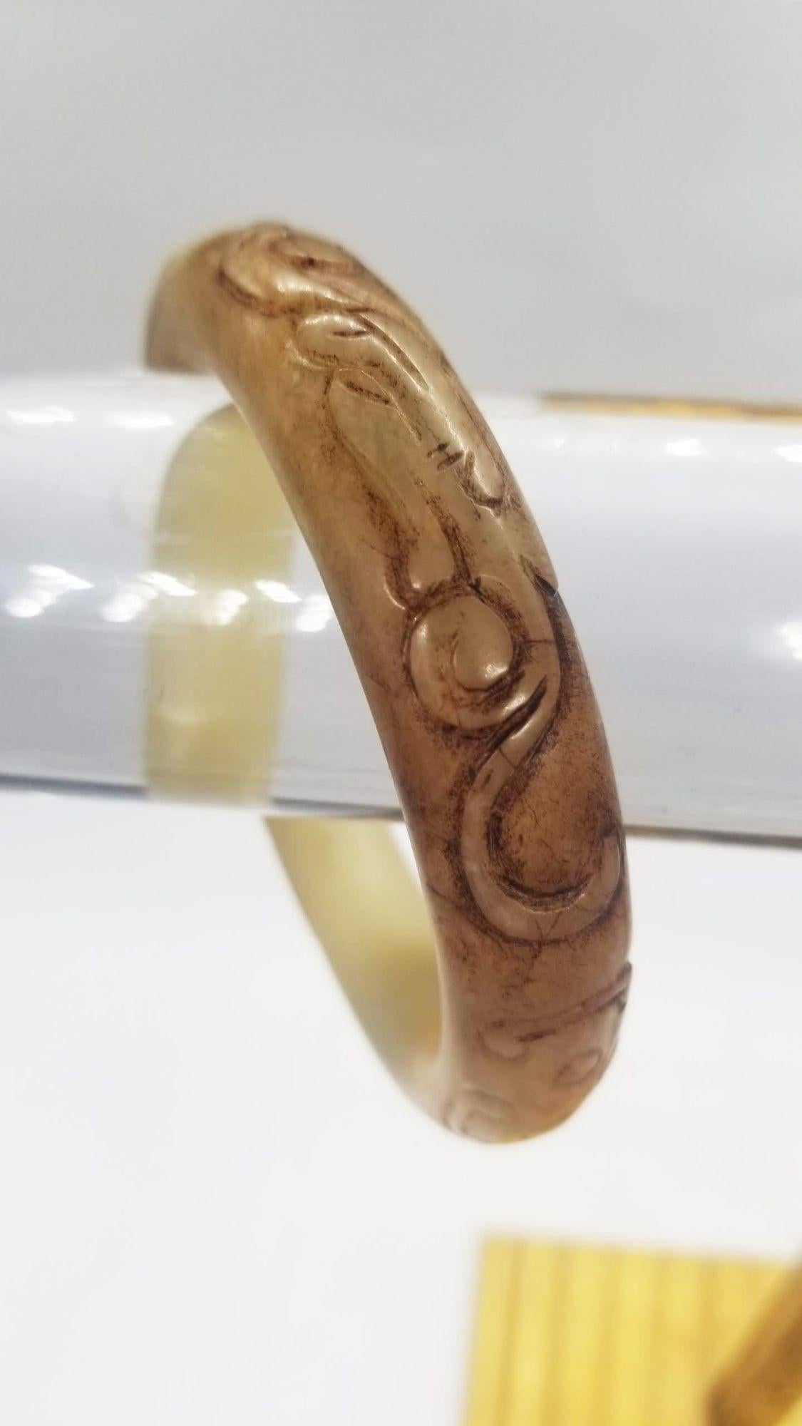 Bracelet jonc chinois ancien du 19ème siècle en jade Hetian sculpté à la main en vente 2