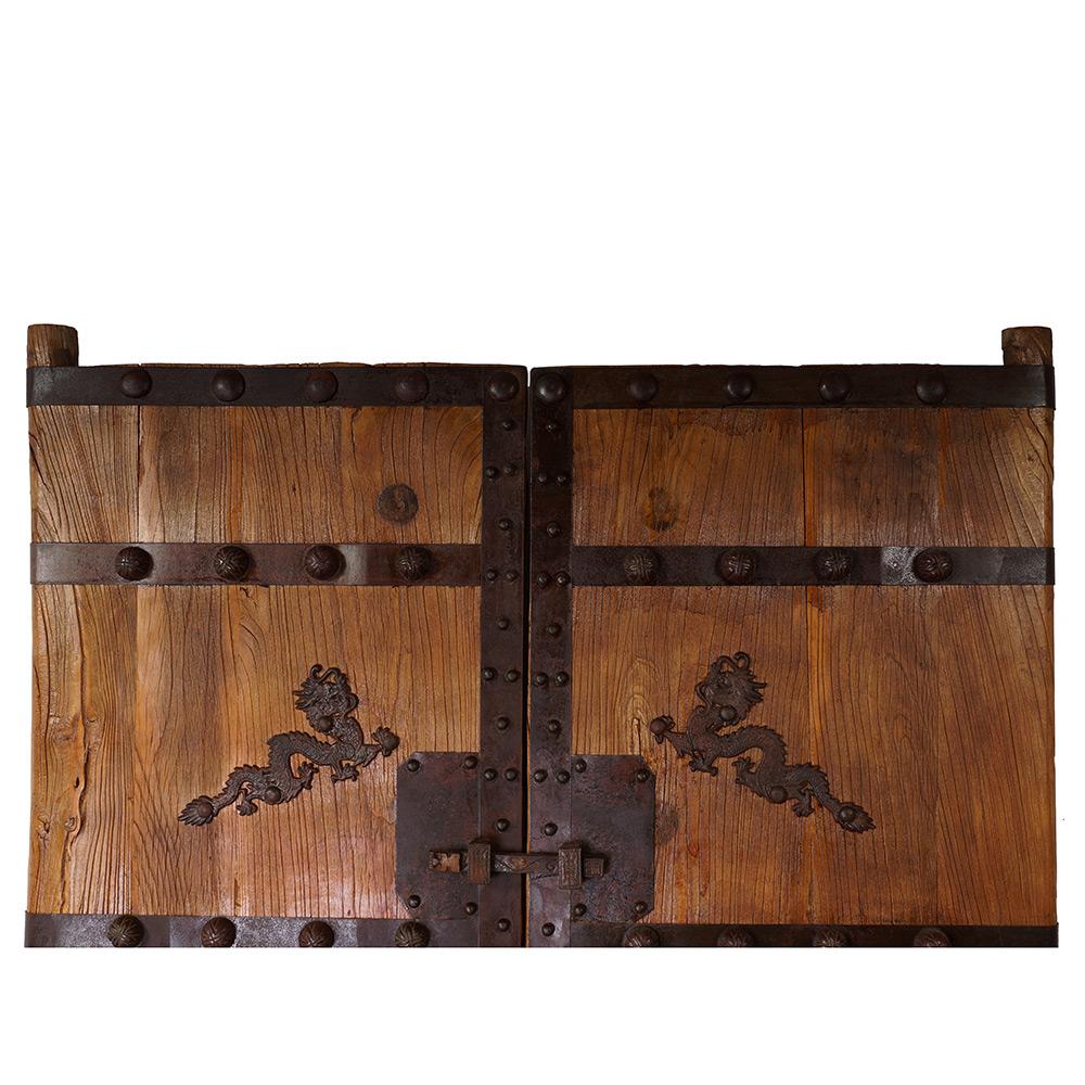 Dies ist ein Paar chinesischer antiker massiver Hoftürplatten. Sie waren aus Ulmenholz gefertigt, sehr schwer, solide und robust. Er ist an den Rändern mit Metall gepanzert und bildet einzigartige Muster an den Türen. Er hat 2 antike, handgefertigte