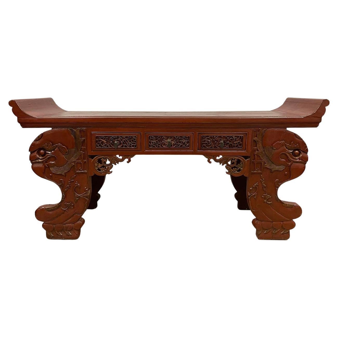 Ancienne table d'autel chinoise du 19ème siècle en laque rouge massive sculptée