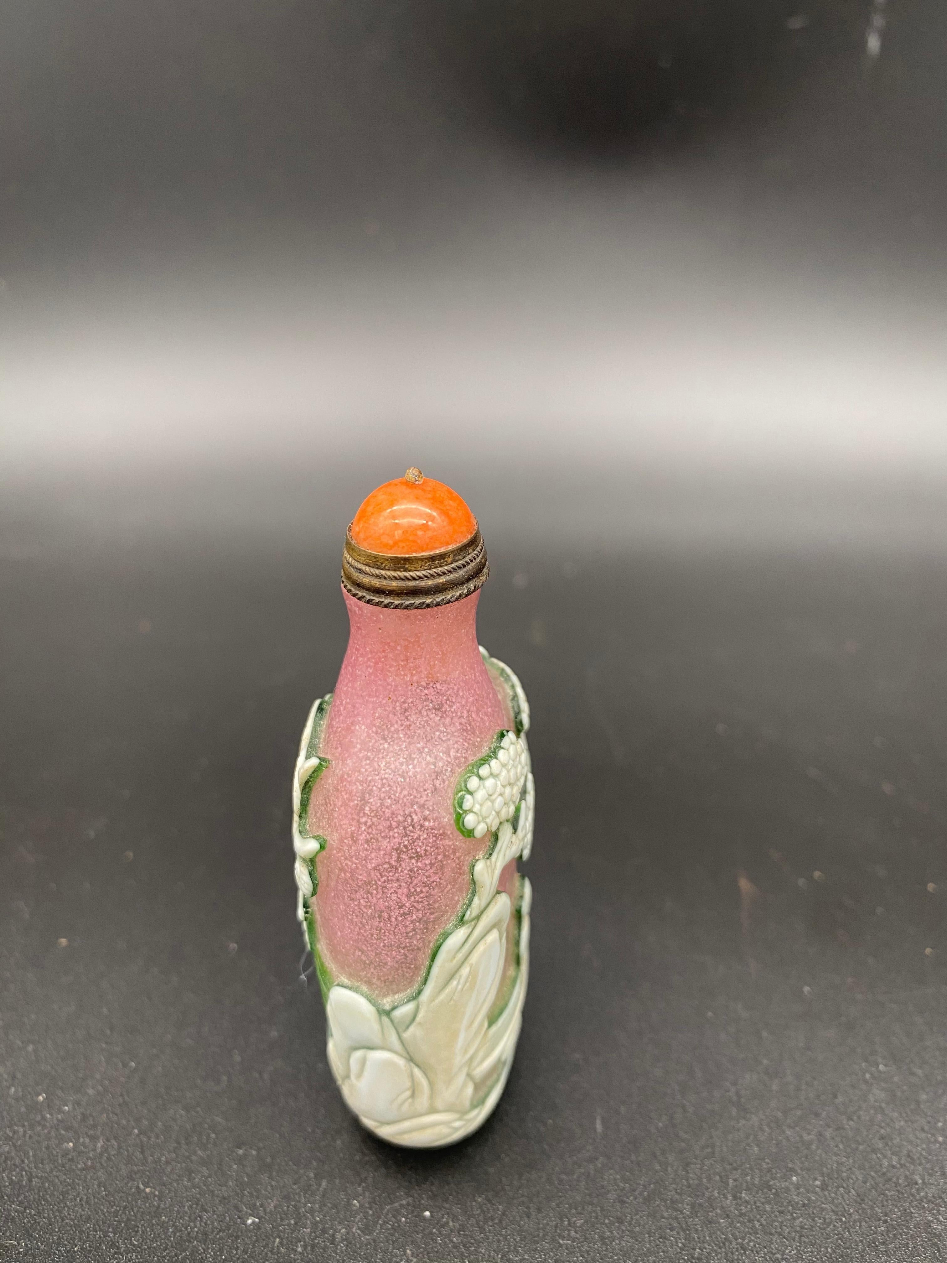 19th Century Antique Chinese Multi-Color Overlay Peking Glass Snuff Bottle In Good Condition In Brea, CA
