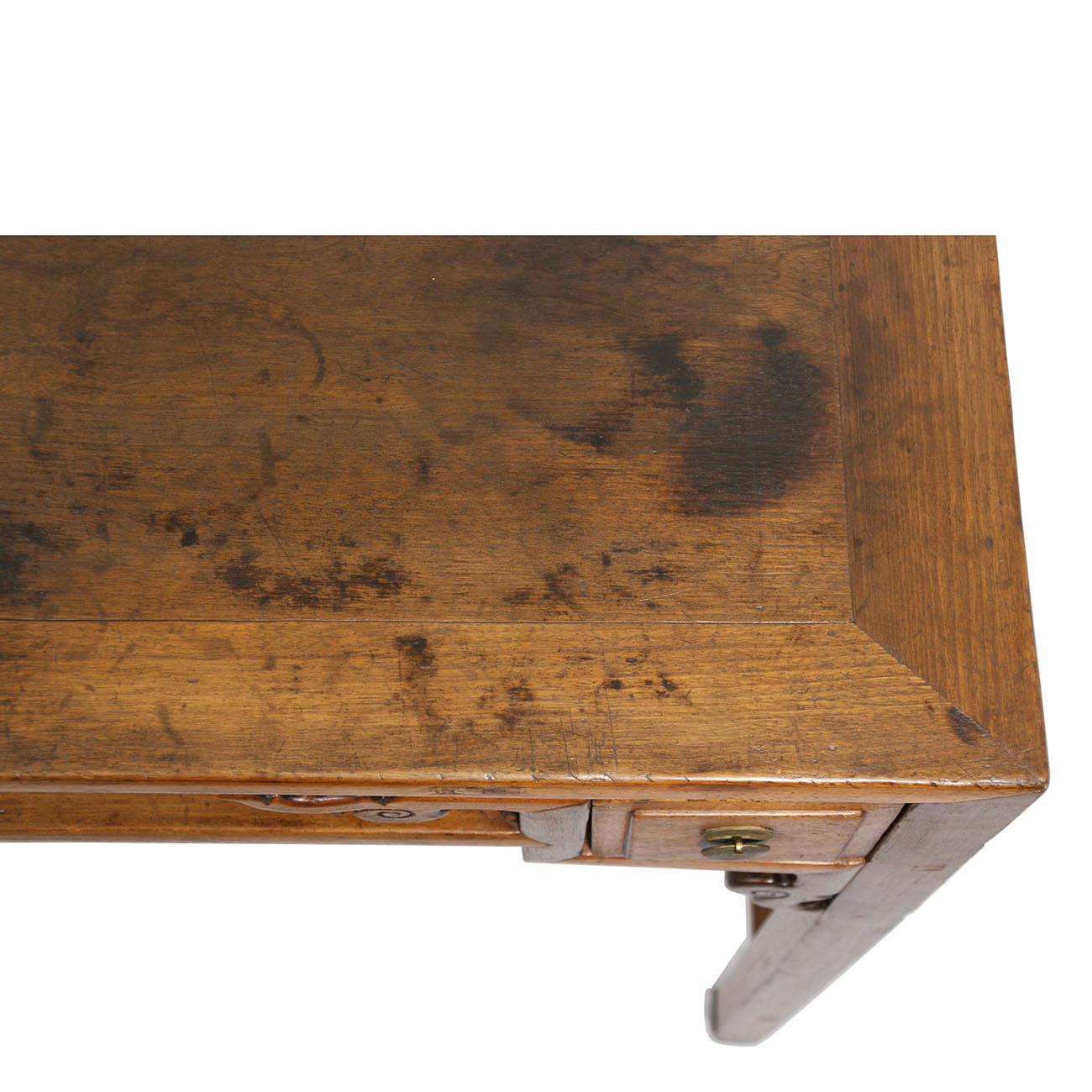 Bois Table d'autel/table basse chinoise ancienne du 19ème siècle sculptée et ouverte, console en vente
