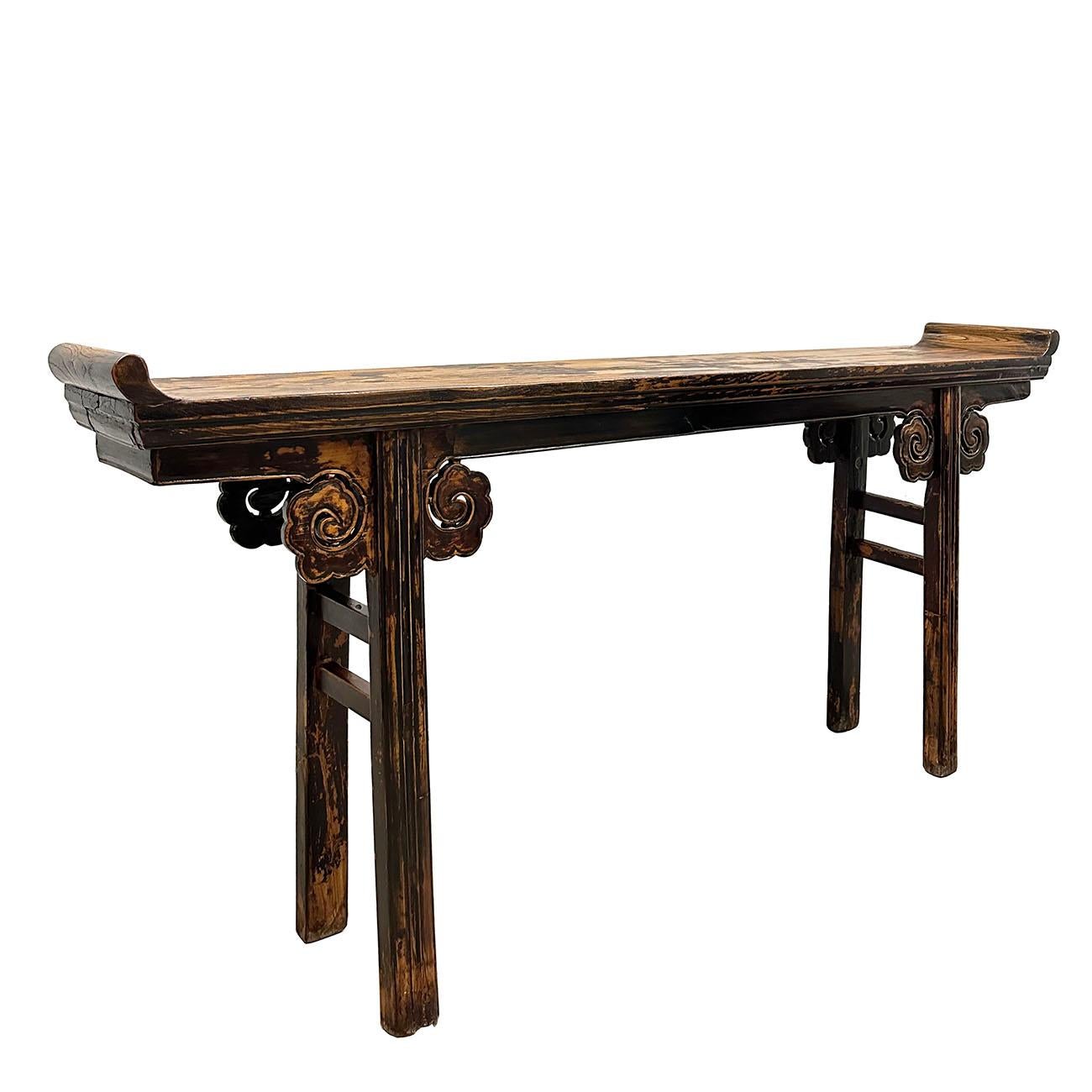 Dieser antike offene geschnitzte Altartisch aus China stammt aus dem 19. Jahrhundert und ist noch in sehr gutem Zustand. Es zeigt den traditionellen Stil der nordchinesischen Kultur. Dieser chinesische, antike Altartisch wurde aus Massivholz