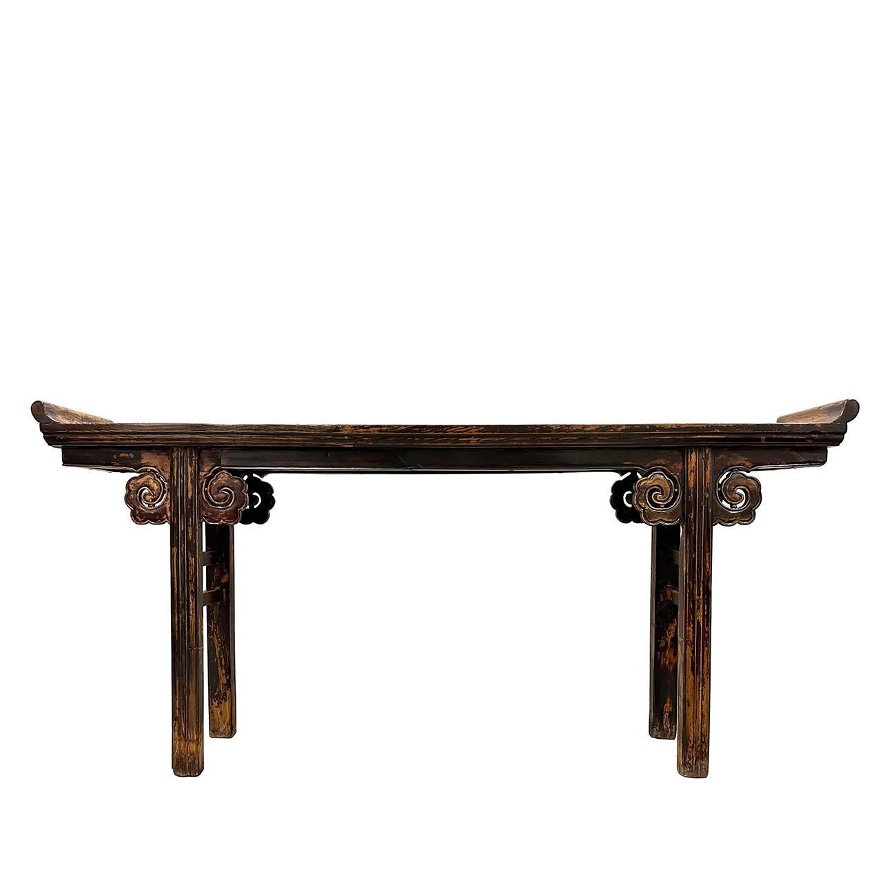 Antiker chinesischer offener geschnitzter Altartisch/Sofa-Tisch/Konsole aus dem 19. Jahrhundert (Chinesischer Export) im Angebot