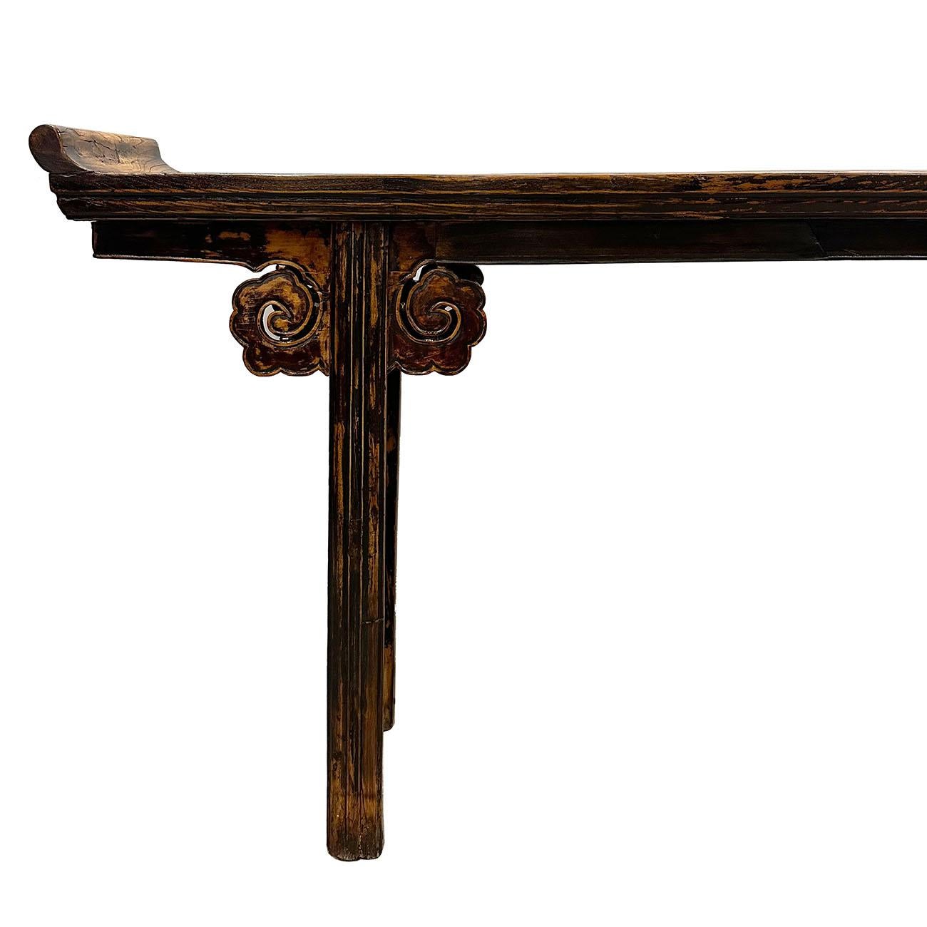 Antiker chinesischer offener geschnitzter Altartisch/Sofa-Tisch/Konsole aus dem 19. Jahrhundert (Chinesisch) im Angebot
